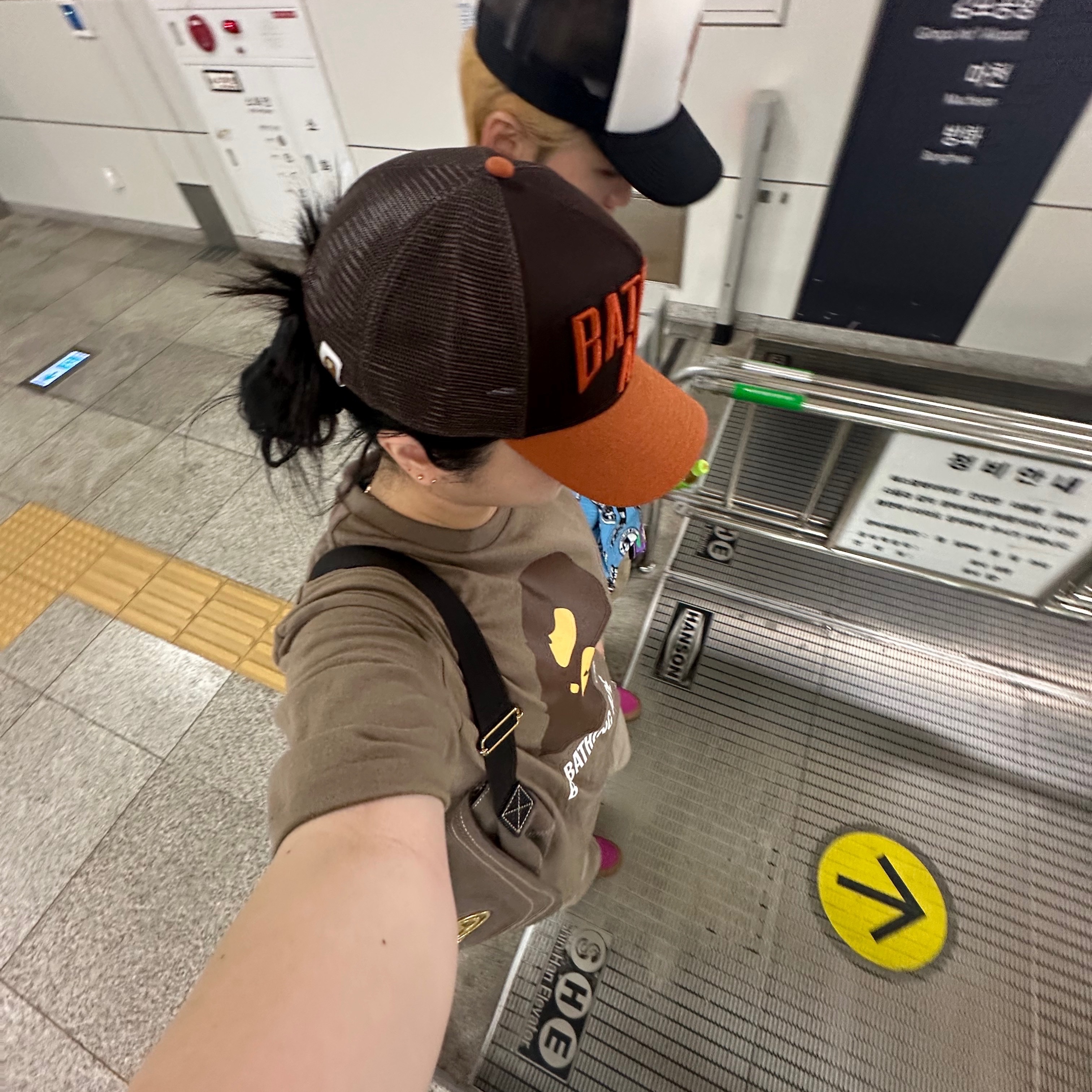 BAPE NYC Logo New Era 9Forty Cap Brown, BAPE By Bathing Ape T-Shirt Brown 착용 스타일