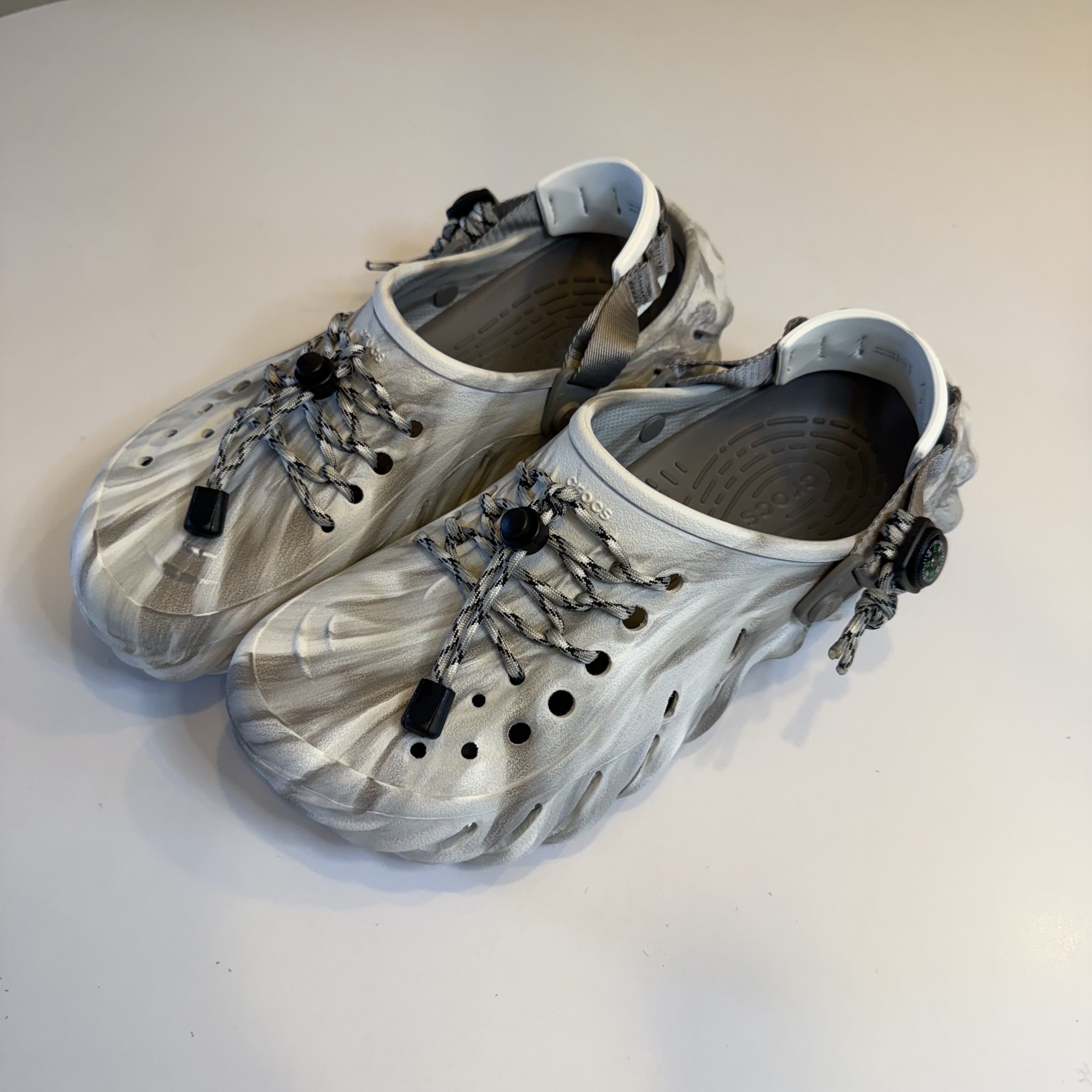 Crocs Echo Marbled Clog Moonlight Multi 착용 스타일