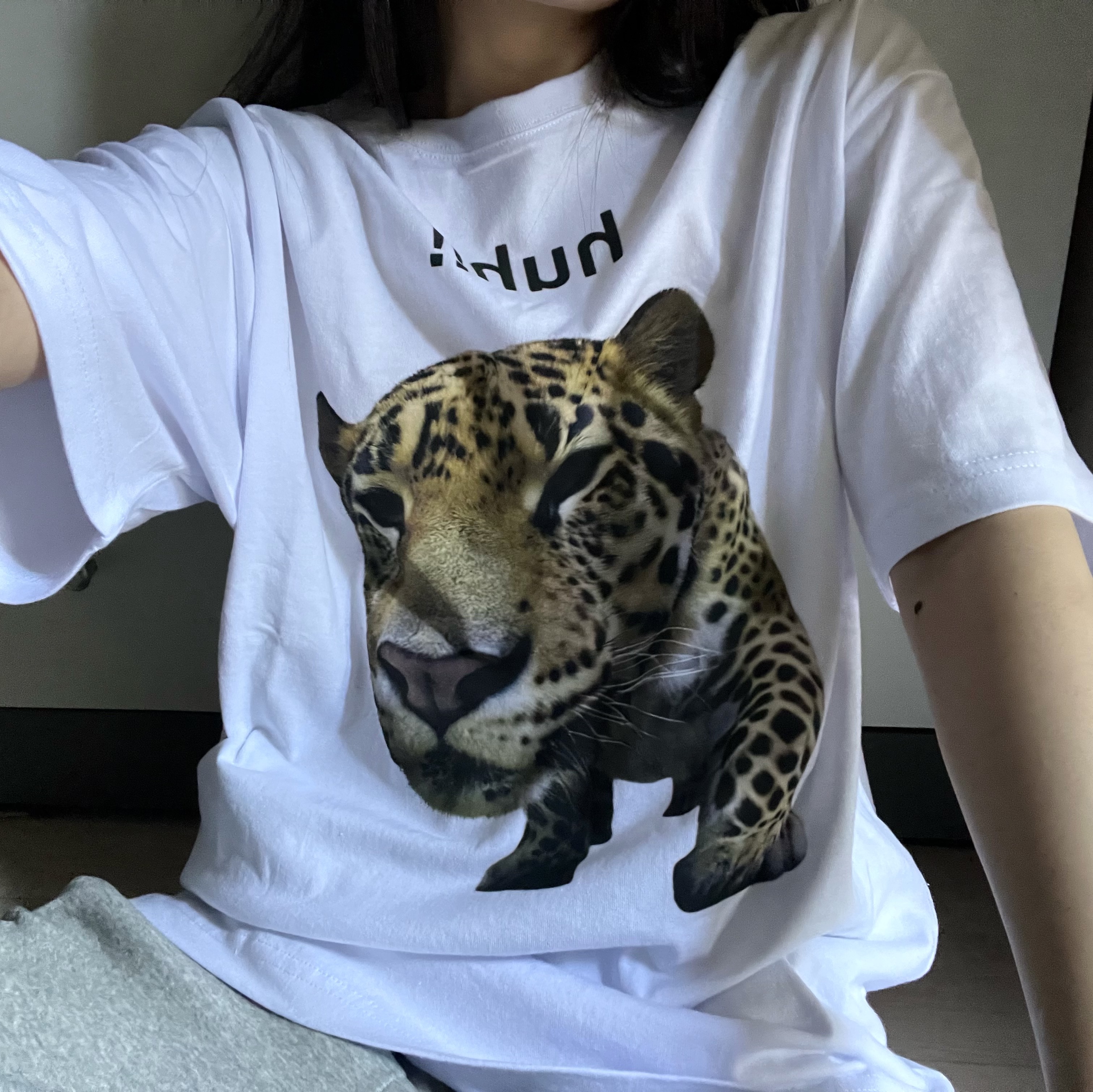 Suade Huh Leopard Tee White 착용 스타일 - 1
