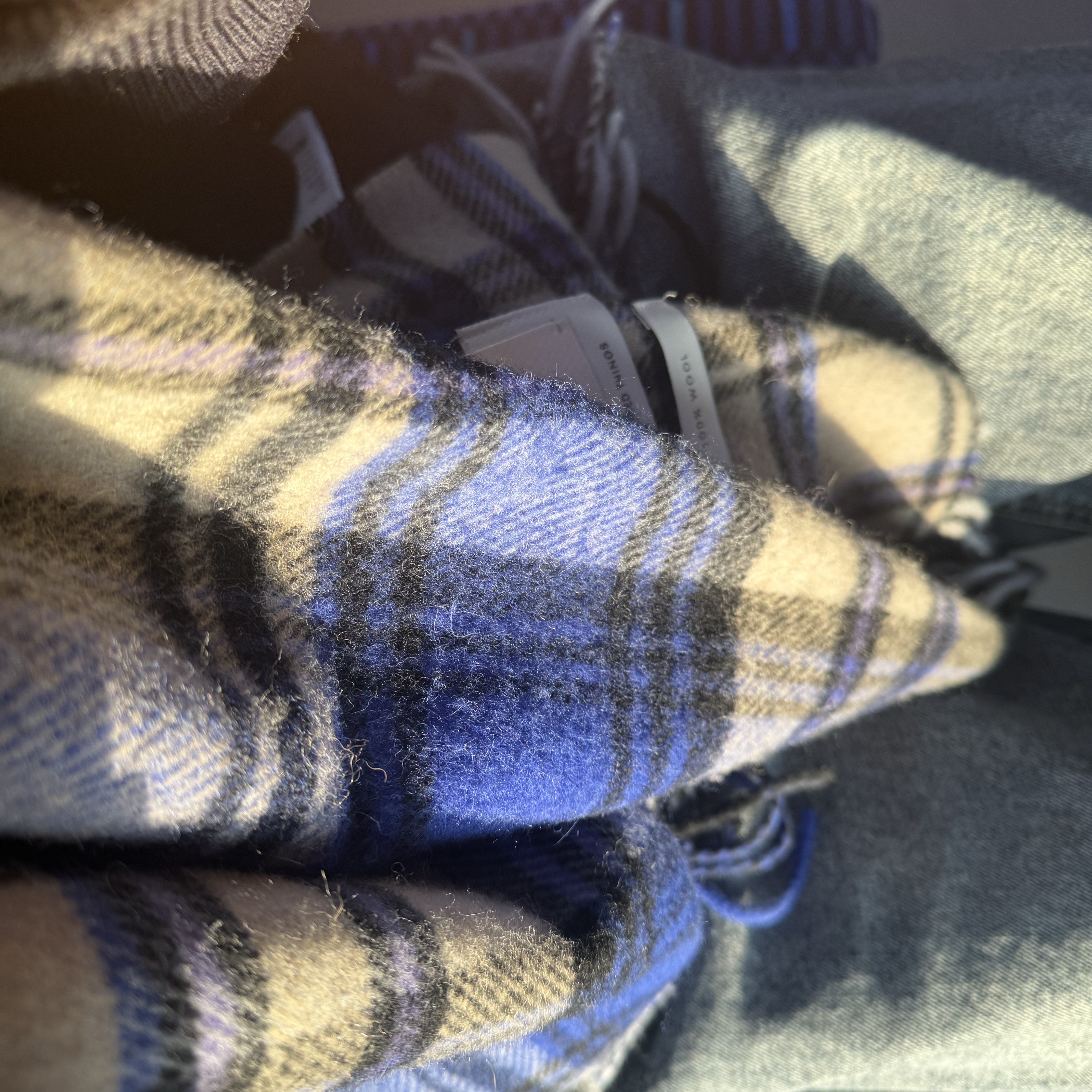 Ader Error Revint Plaid Muffler Z-Blue, Casetify x Matin Kim iPhone Signature Magsafe Mirror Case Silver 착용 스타일 - 2