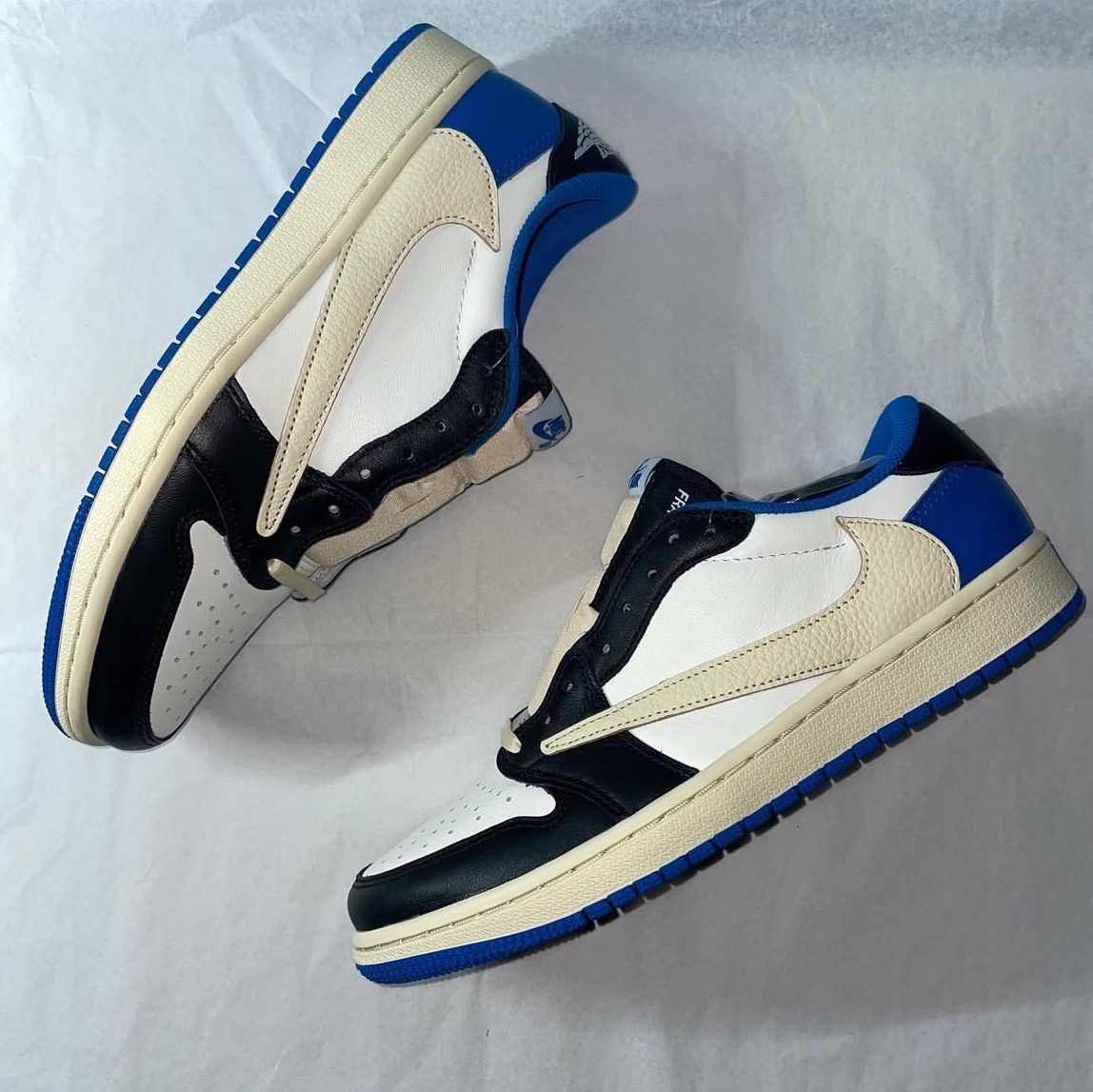 Jordan 1 x Travis Scott x Fragment Retro Low OG SP Military Blue 착용 스타일