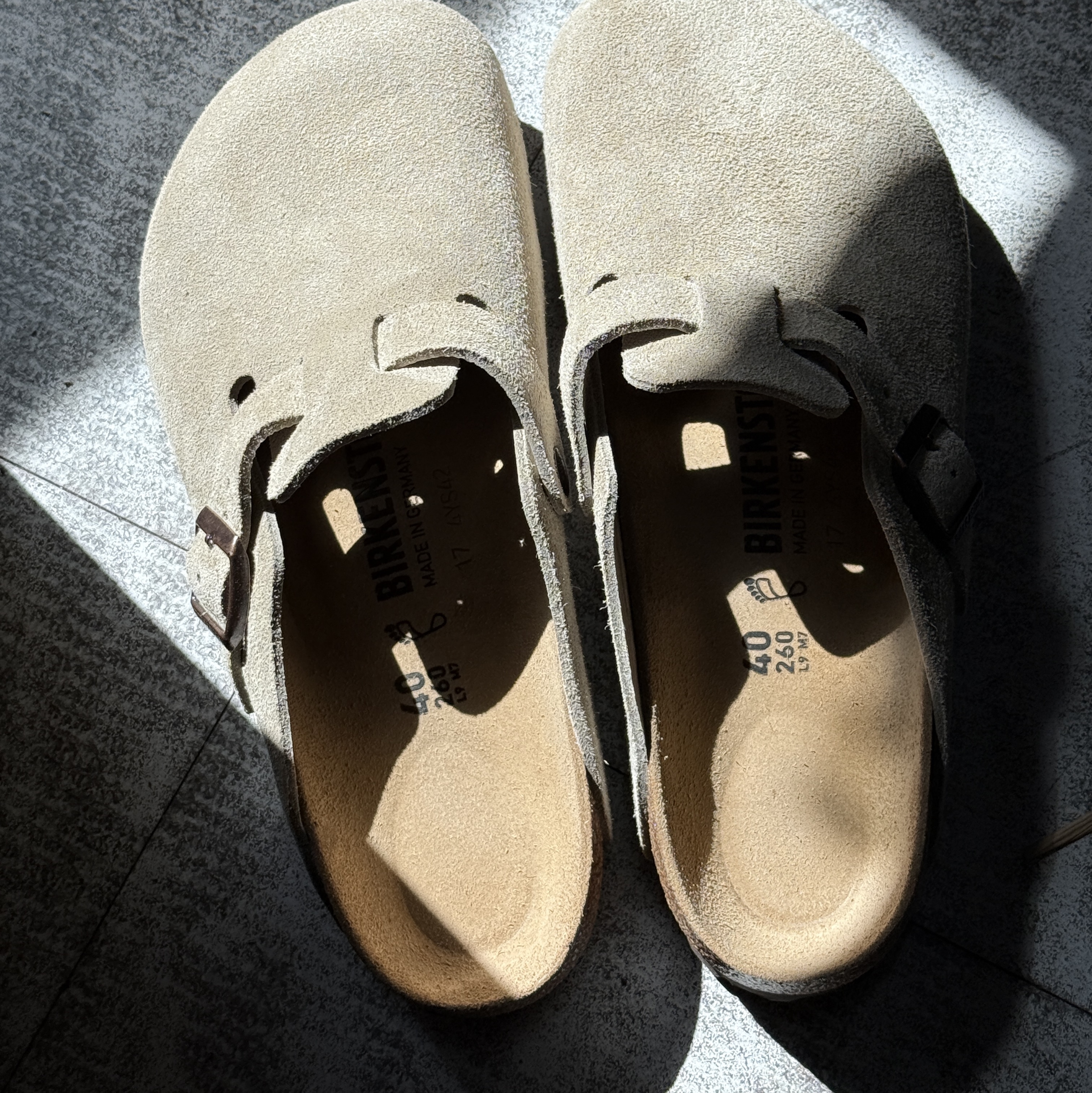 Birkenstock Boston Suede Leather Taupe - Regular 착용 스타일