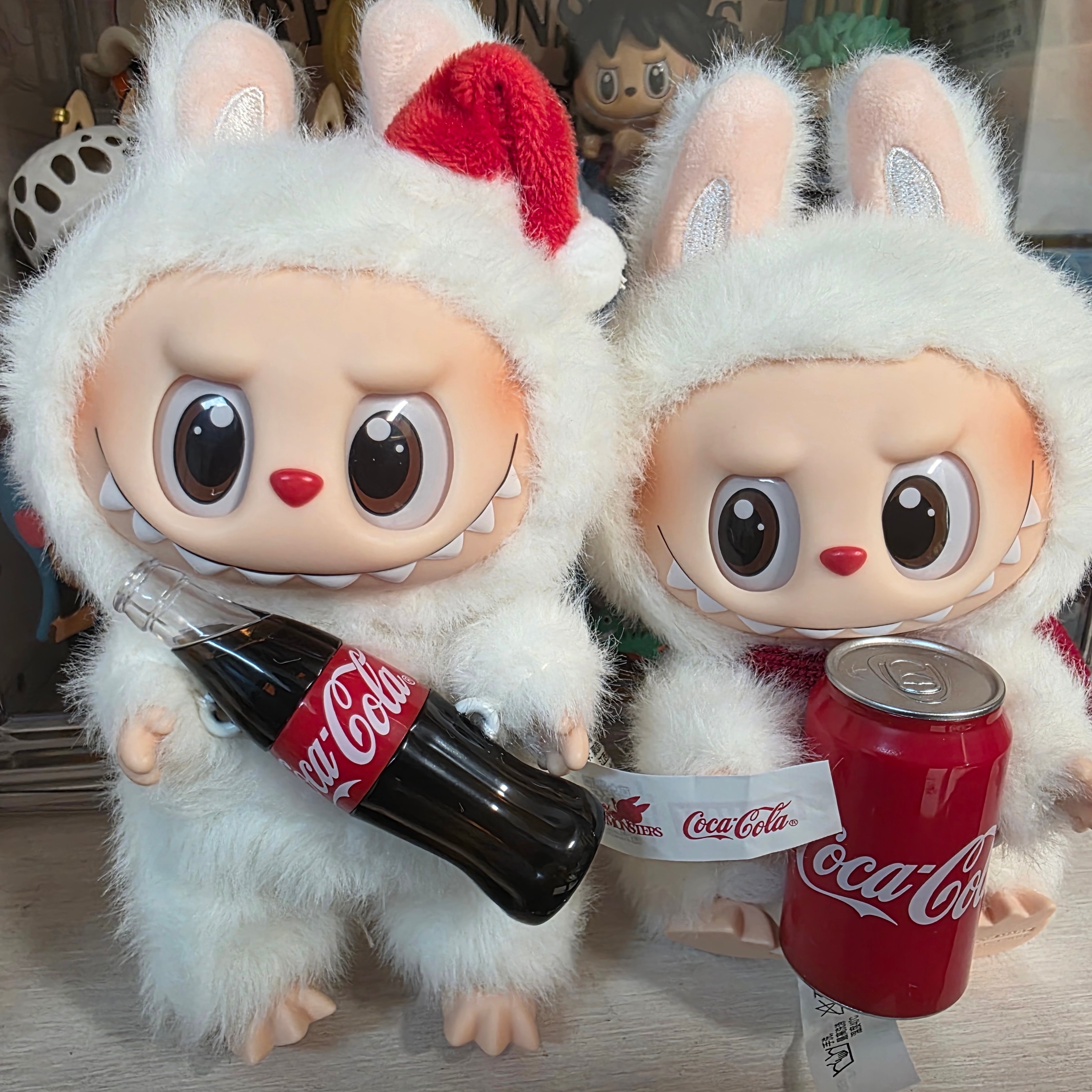 Pop Mart Labubu Coca Cola Series Keyring Sealed Case (6 Blind Boxes) 착용 스타일