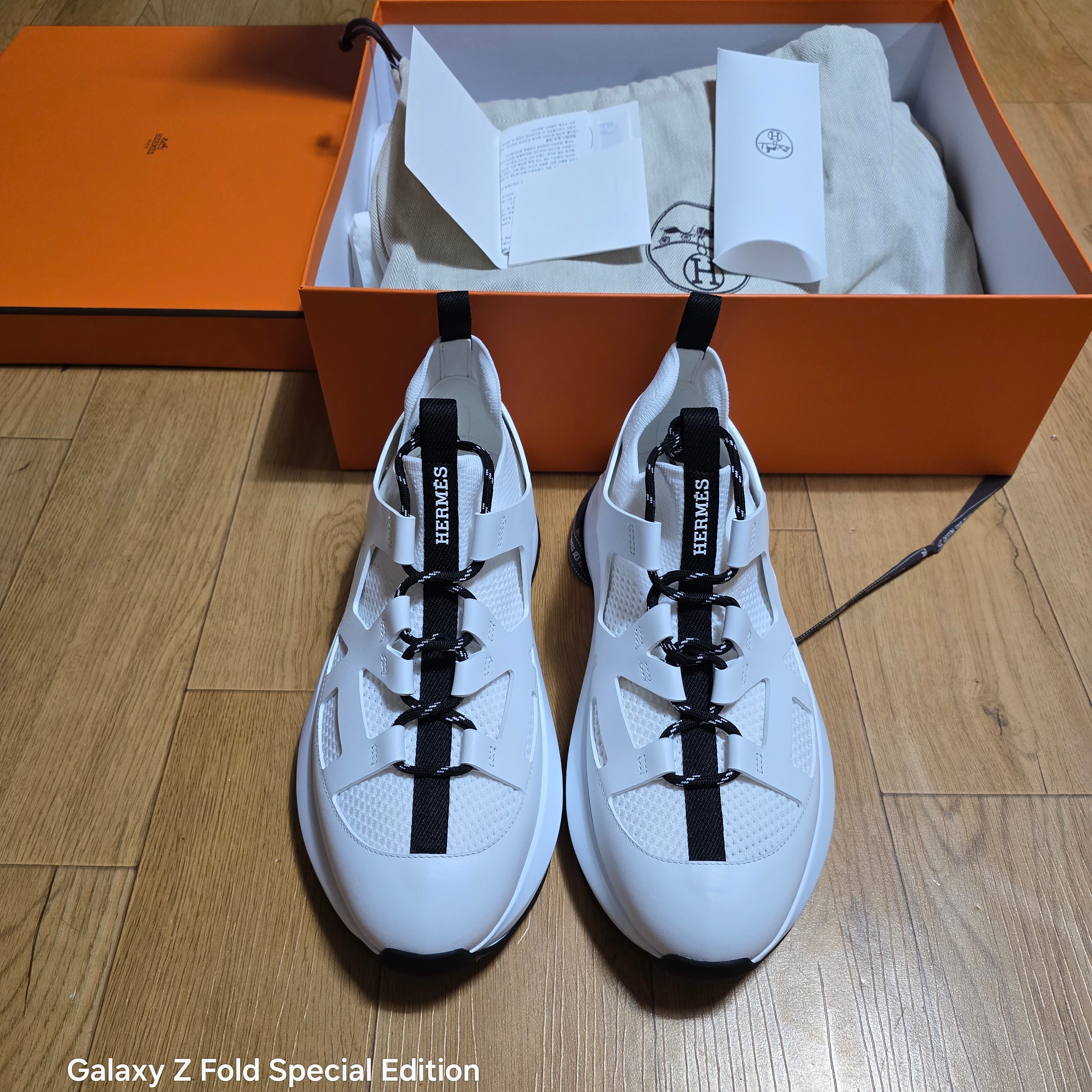 Hermes Katana Sneakers Knit Calfskin & Blanc 착용 스타일