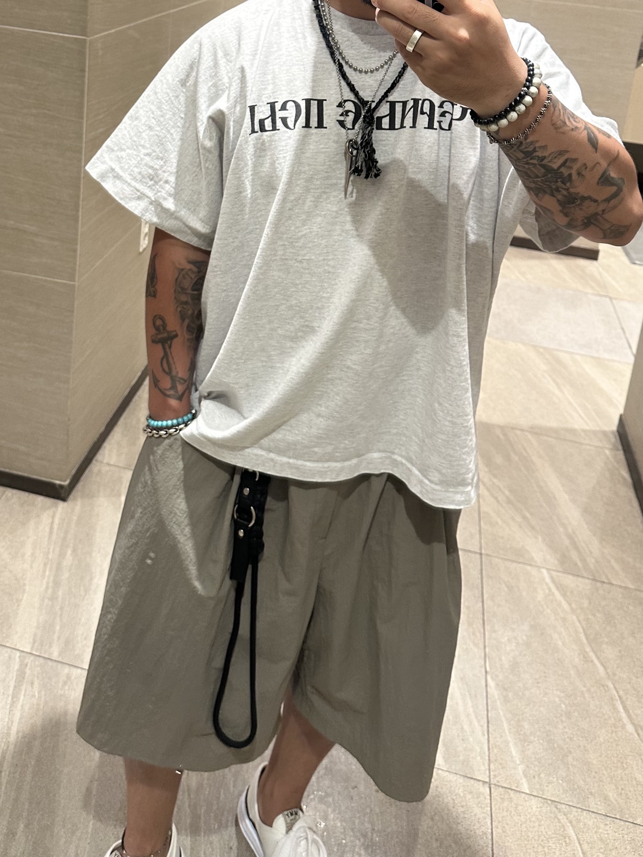 New Era x Thisisneverthat TNT RC950 Dettig Ball Cap Off White, Yeezy x Gosha Rubchinskiy YZY Black Dogs T-Shirt Heather Grey 착용 스타일 - 1