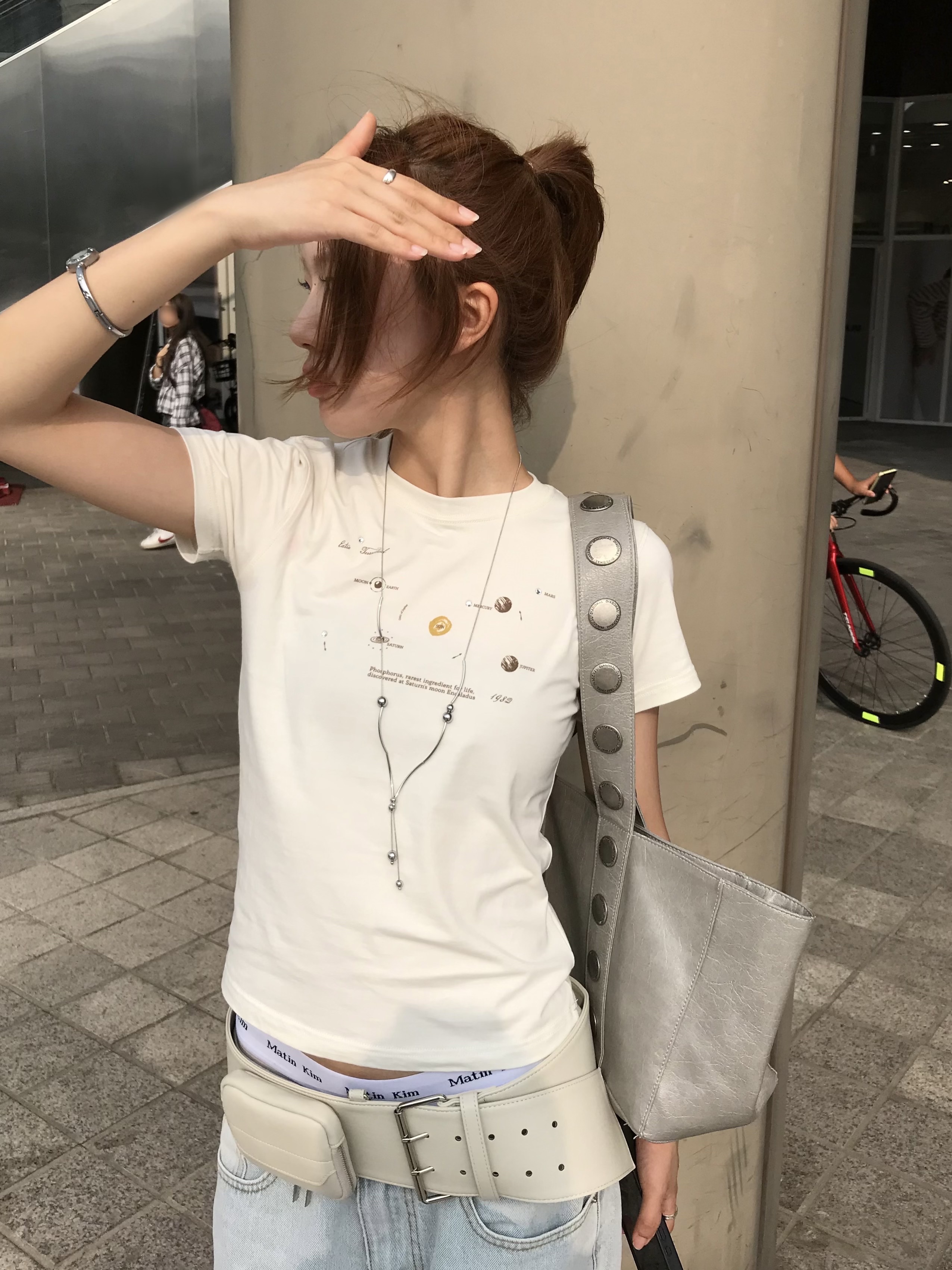 Diagonal Funky Square Shoulder Bag Light Grey 착용 스타일 - 4