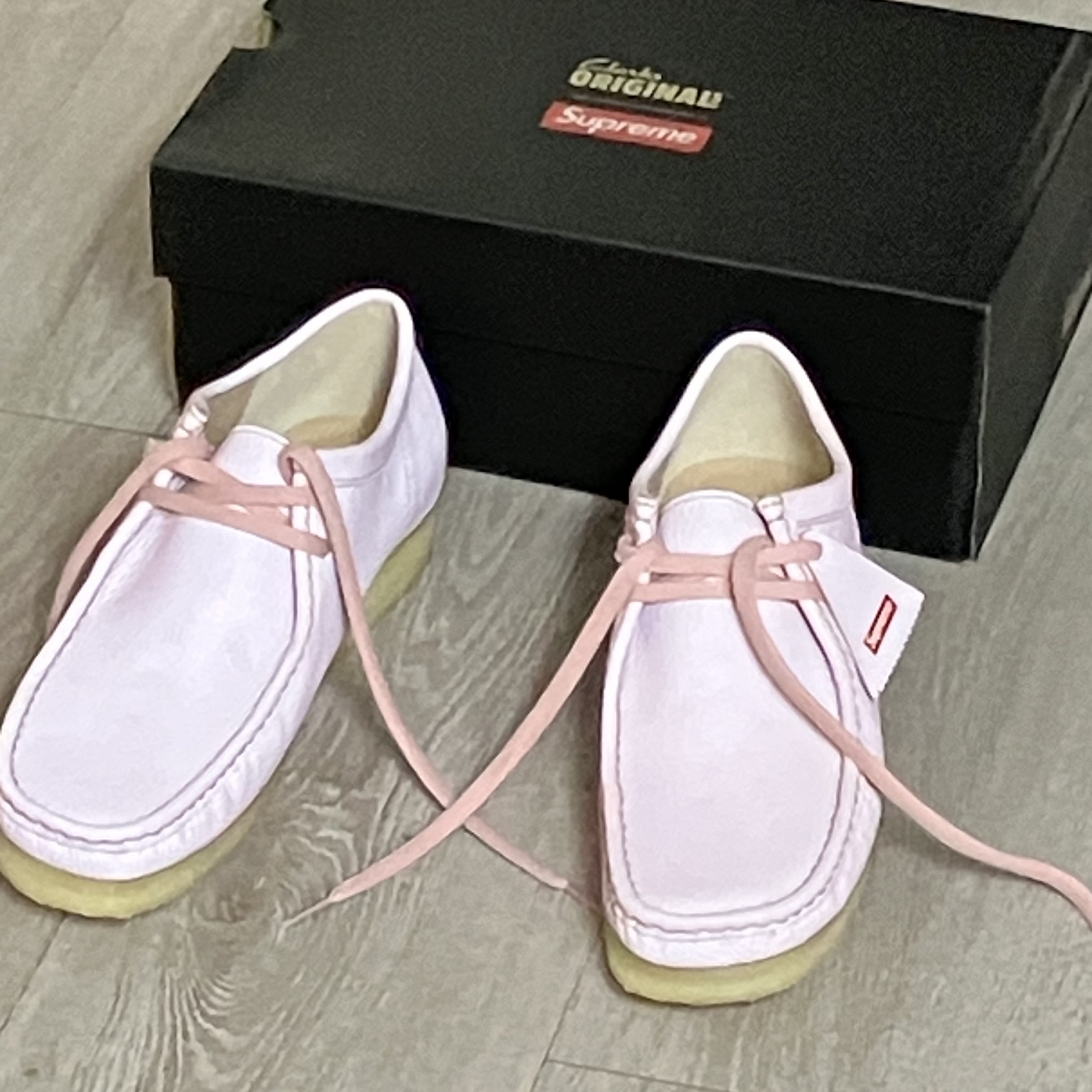 Clarks x Supreme Reflective Wallabee Pink - 25SS 착용 스타일 - 4