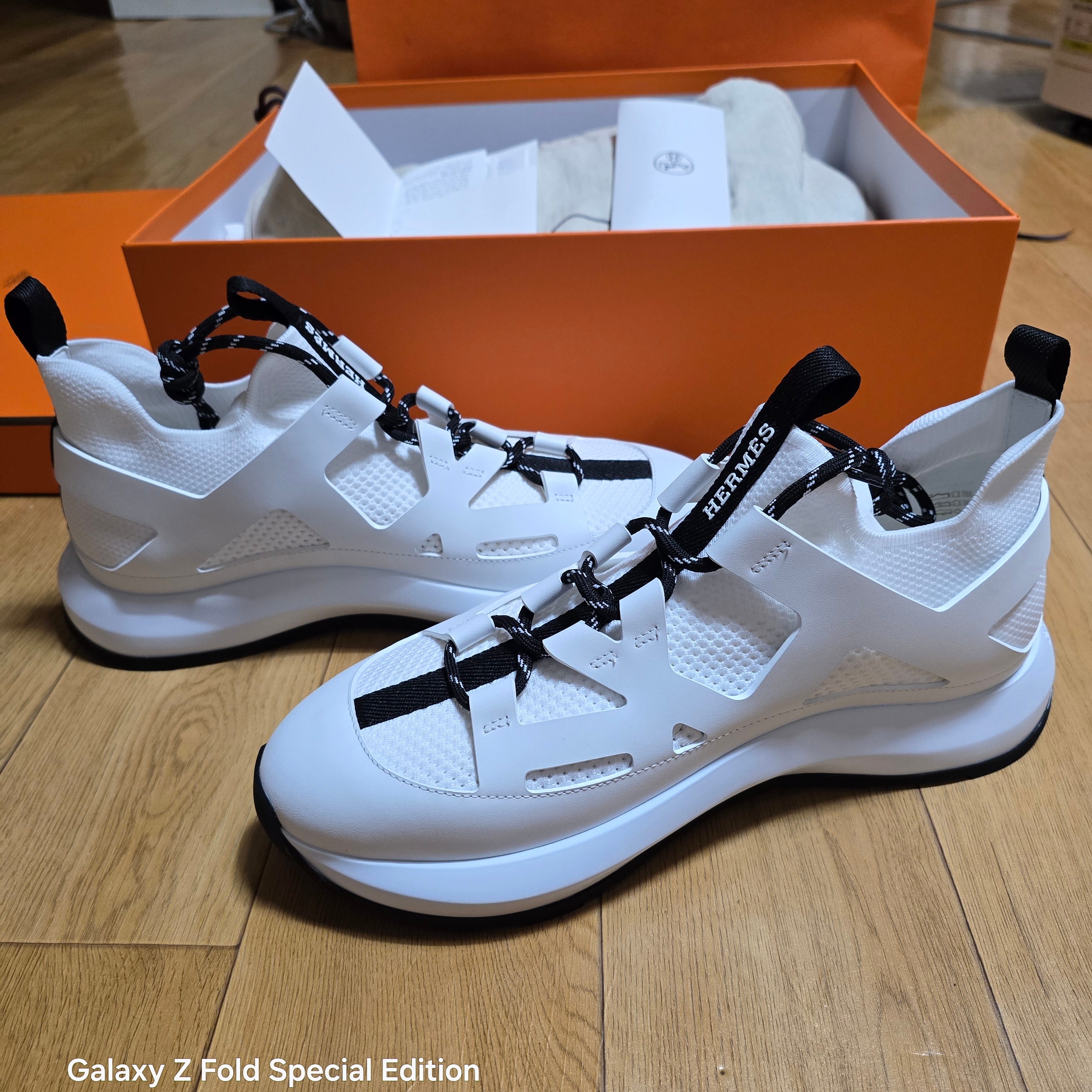 Hermes Katana Sneakers Knit Calfskin & Blanc 착용 스타일