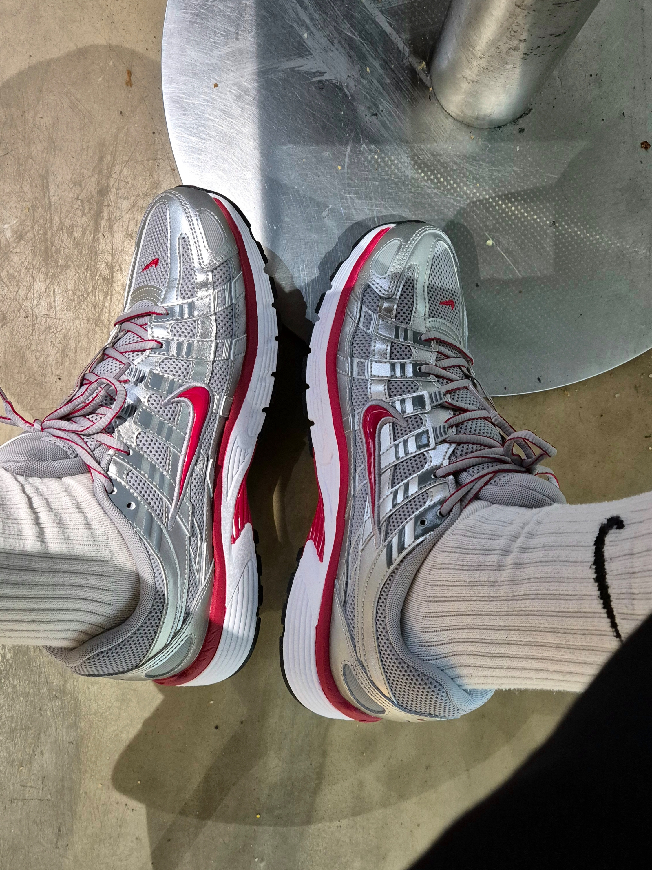 Nike P-6000 Metallic Silver Gym Red 착용 스타일 - 4