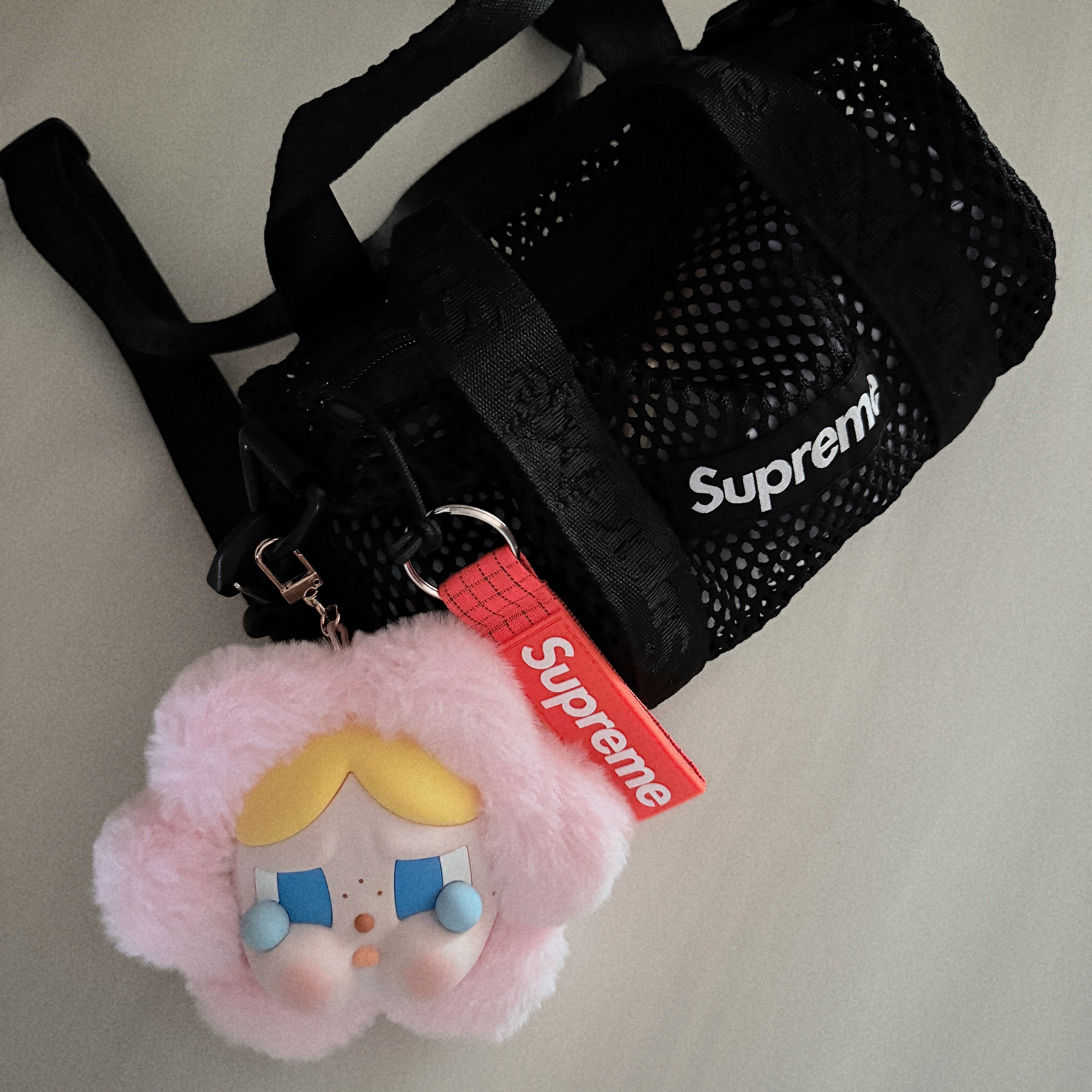 Pop Mart Crybaby Sad Club Series Silicone Plush Earphone Bag 착용 스타일
