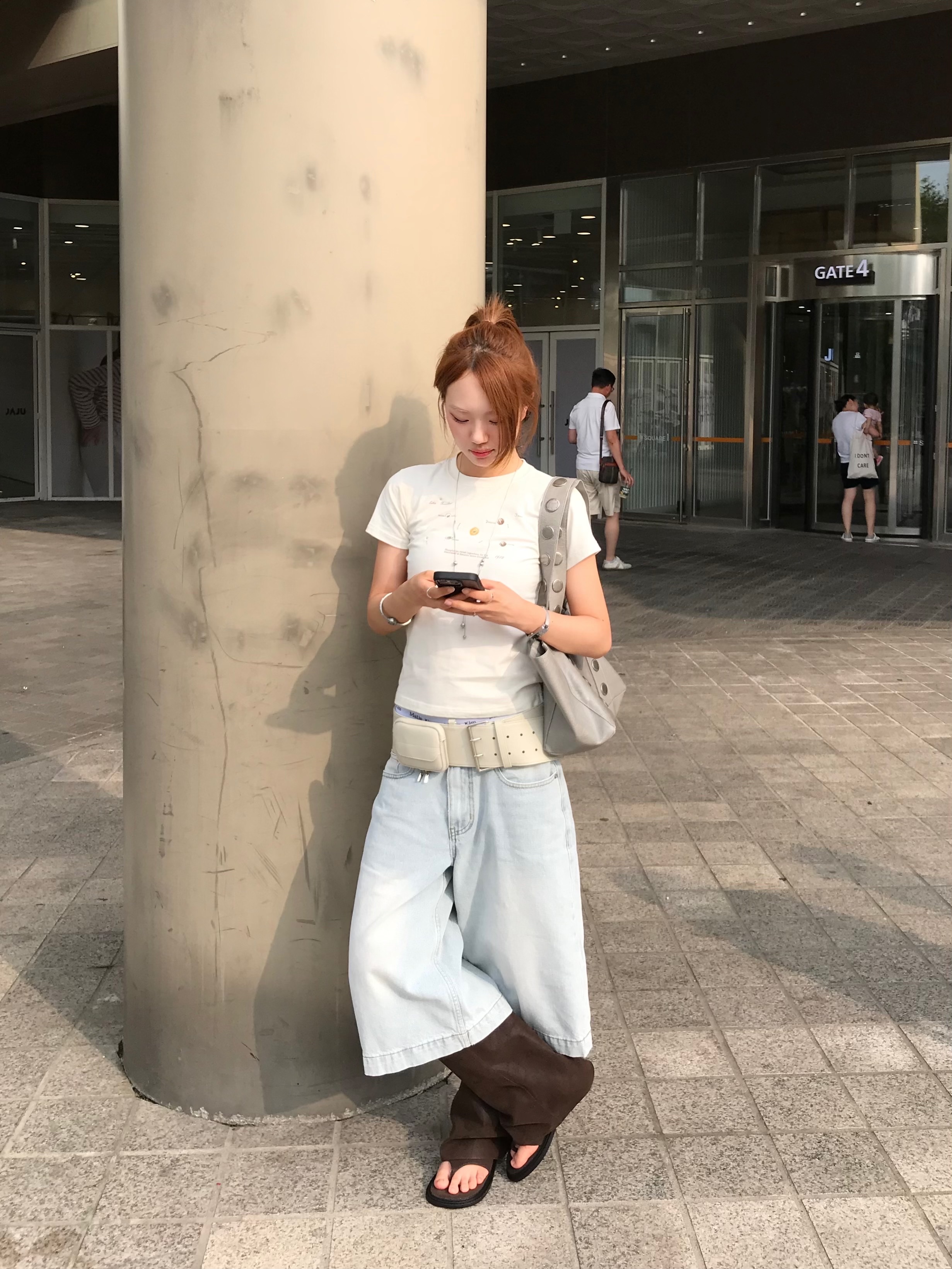 Diagonal Funky Square Shoulder Bag Light Grey 착용 스타일 - 3