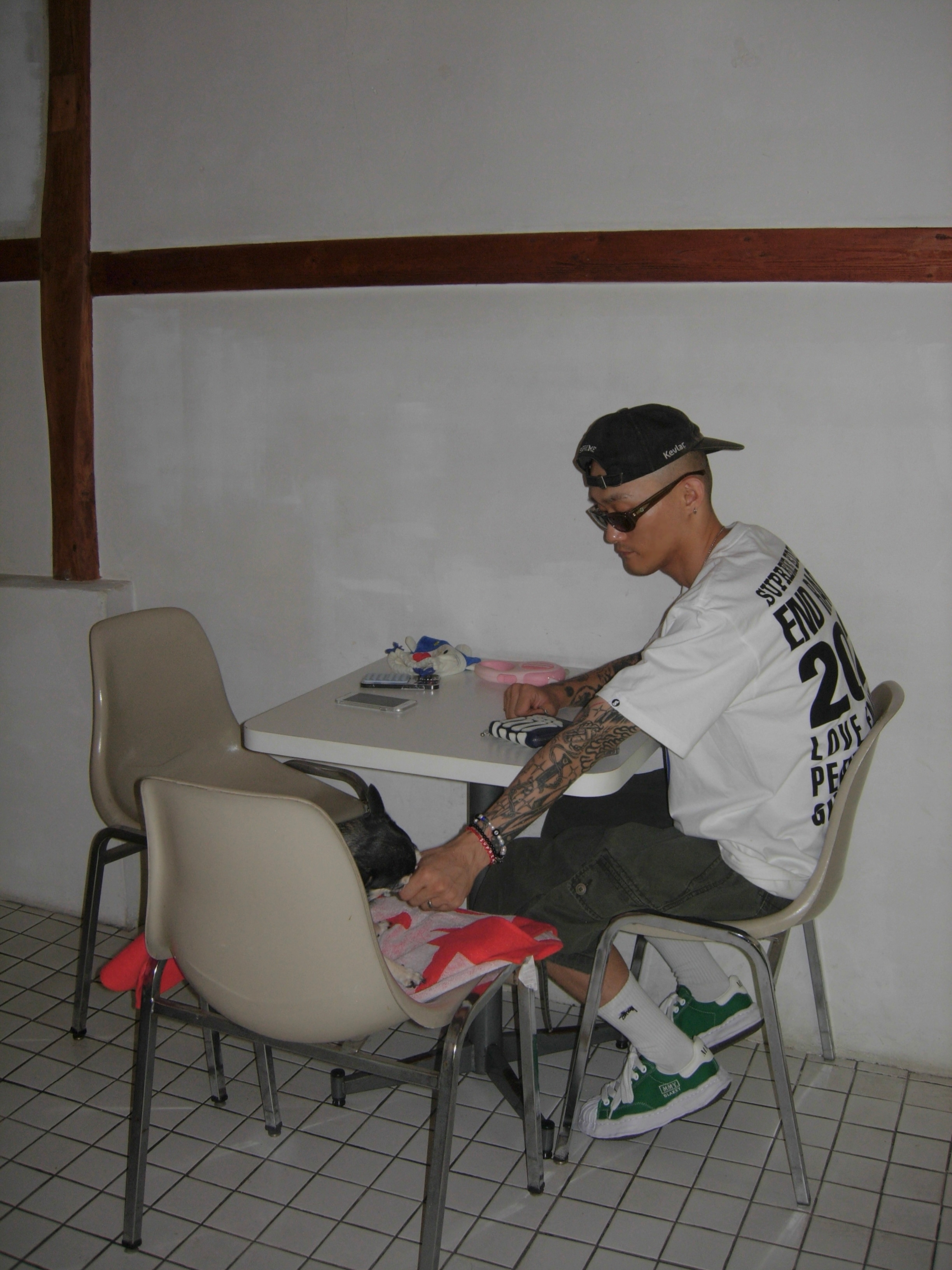 Supreme x GOODENOUGH End Racism T-Shirt White - 25SS, Supreme Kevlar Denim S Logo 6-Panel Black - 22SS 착용 스타일
