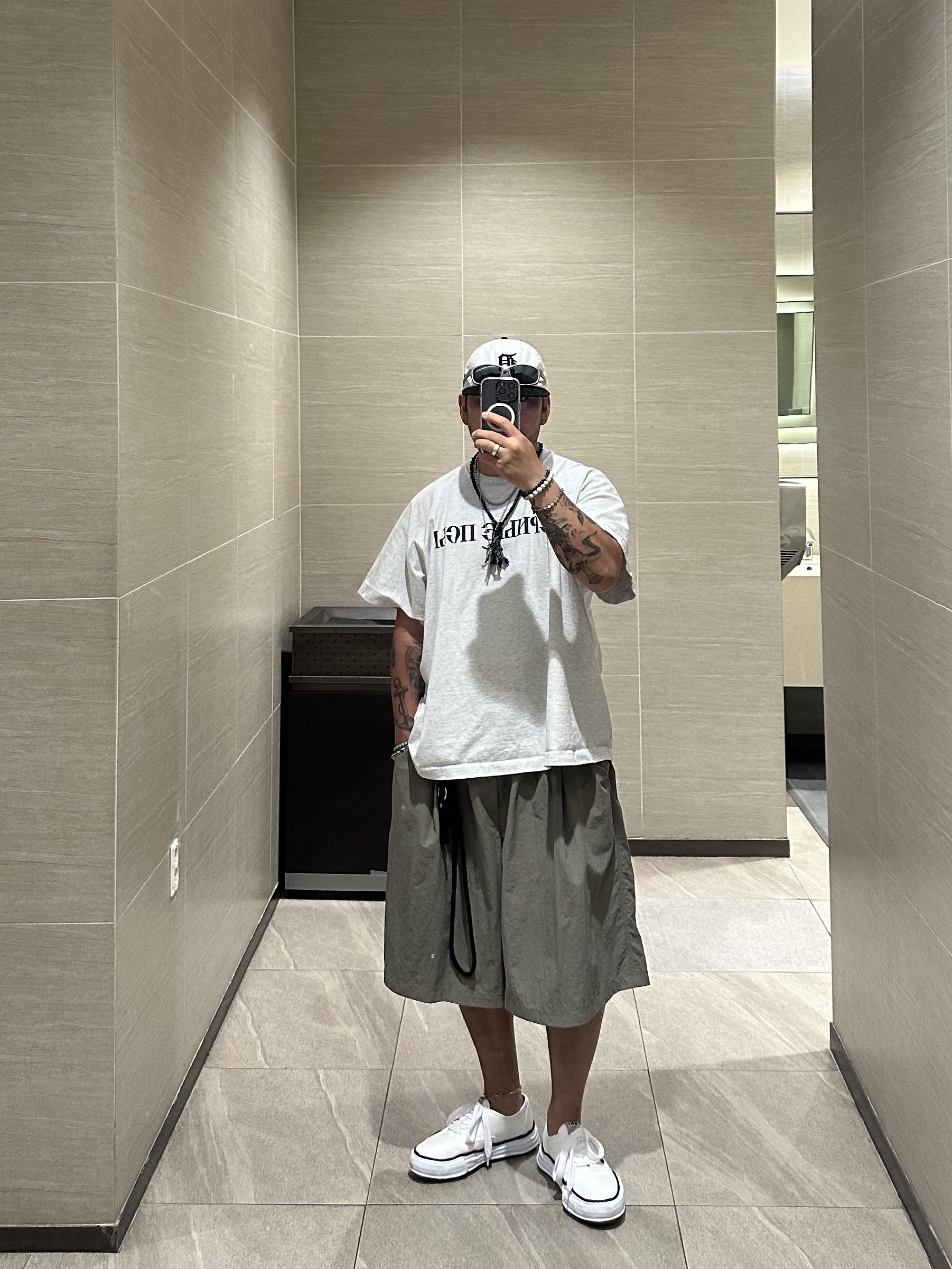 New Era x Thisisneverthat TNT RC950 Dettig Ball Cap Off White, Yeezy x Gosha Rubchinskiy YZY Black Dogs T-Shirt Heather Grey 착용 스타일 - 2