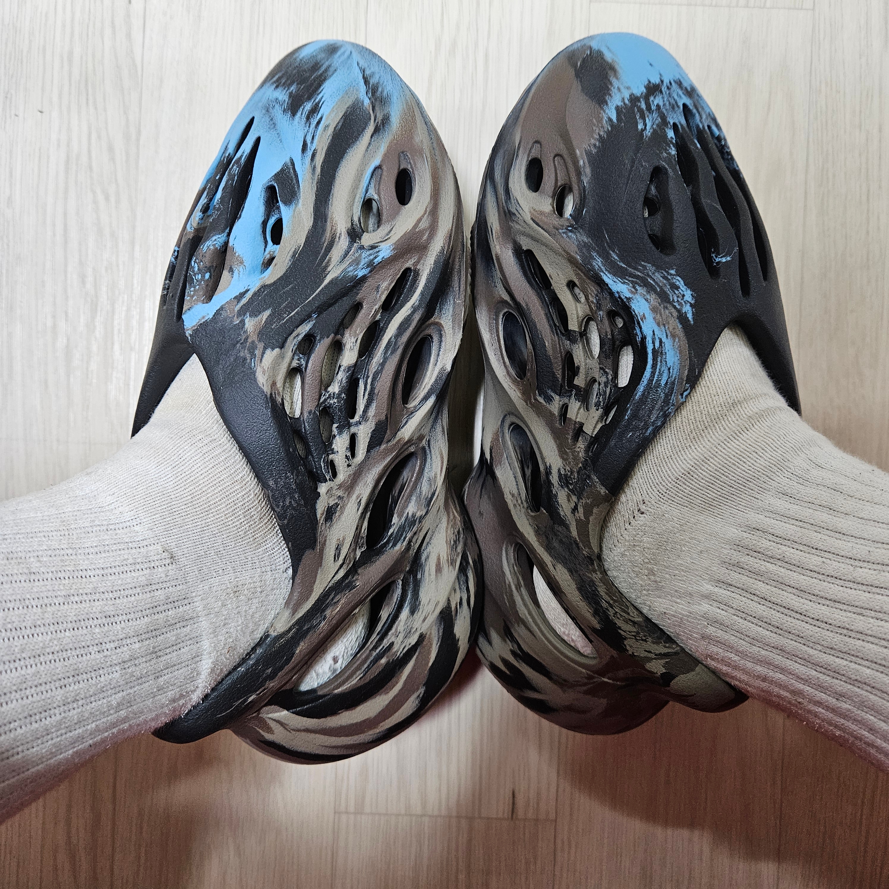 Adidas Yeezy Foam RNNR MX Cinder 착용 스타일 - 3