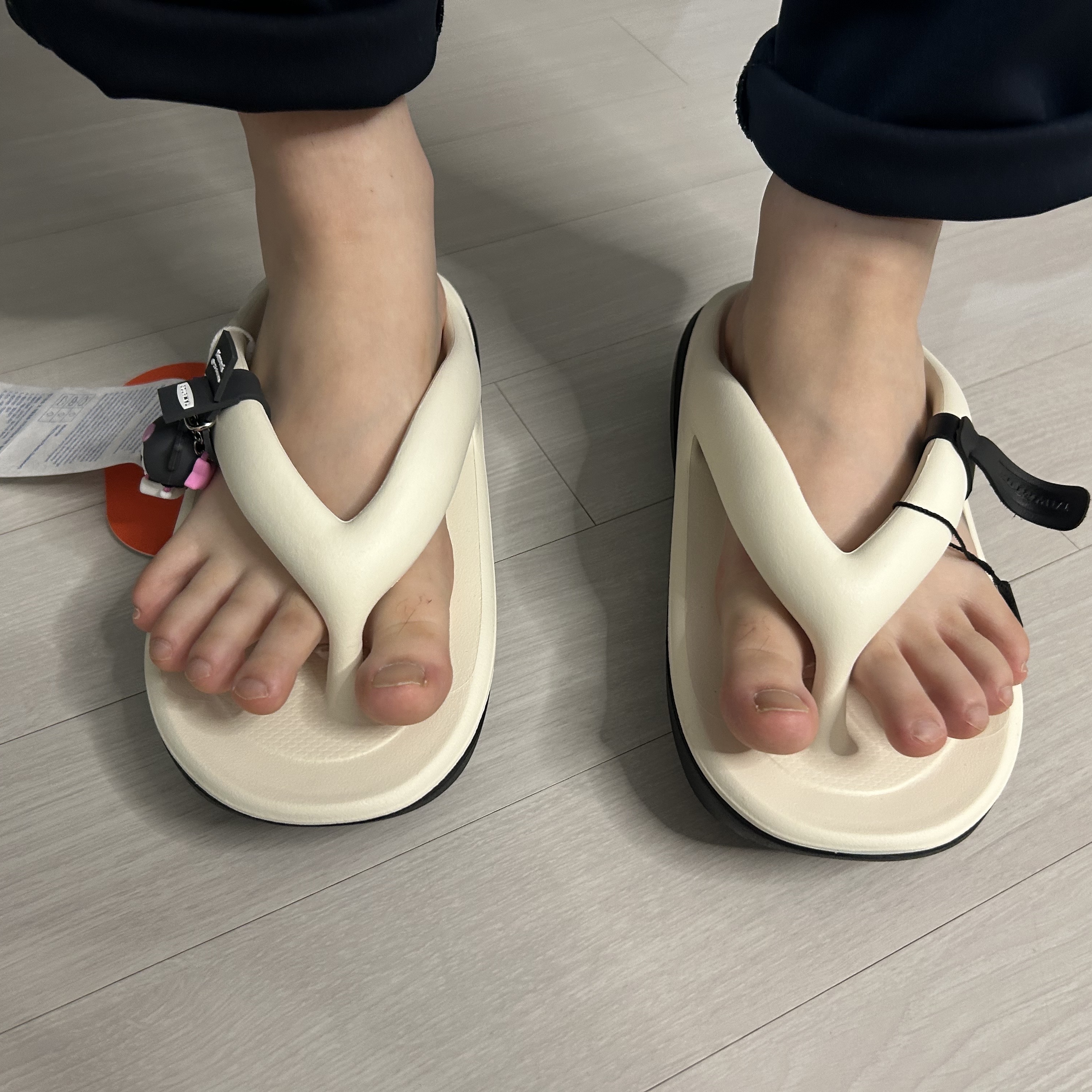 (W) Taw&Toe x Sanrio Flip Flop Zerovity Plumpy Kuromi Charm Tag Set Creamy Black 착용 스타일 - 1