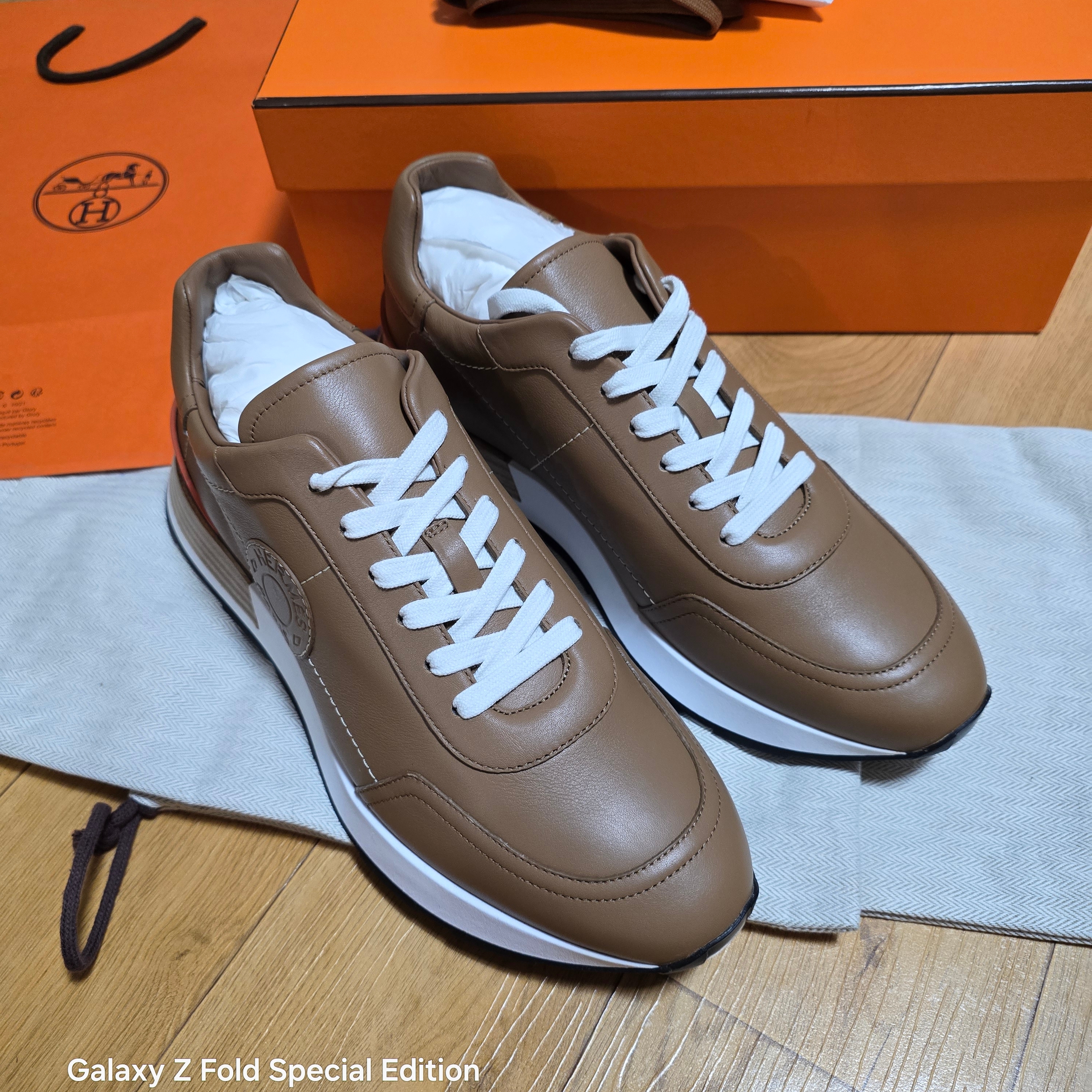 Hermes Drive Sneakers Calfskin & Naturel Safari 착용 스타일
