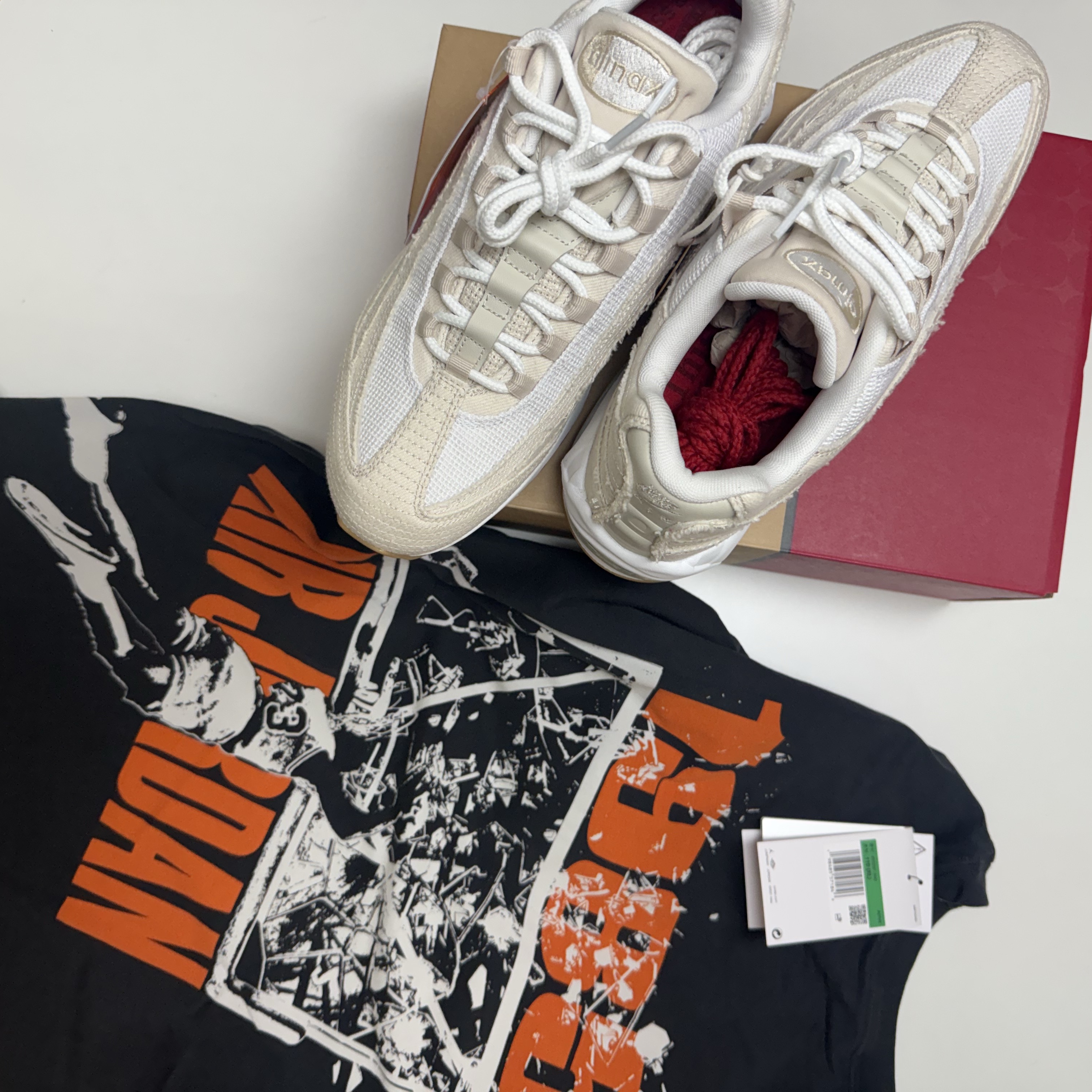 Nike x Levi's Air Max 95 White and Ecru, Jordan Brooklyn Oversized Graphic T-Shirt Off Noir Sail (IB3297-045) 착용 스타일 - 1