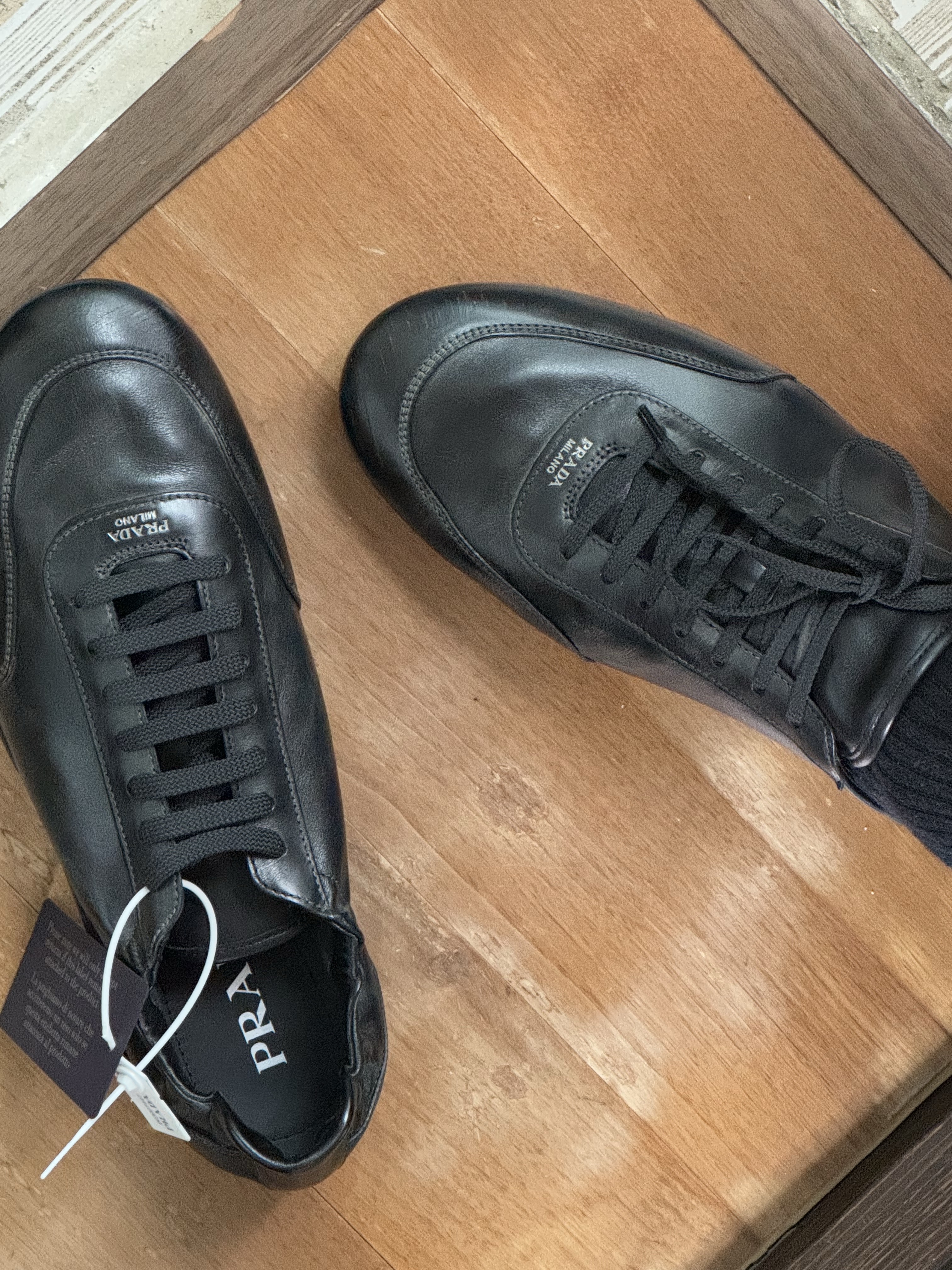 Prada Collapse Leather Sneakers Black 착용 스타일 - 1