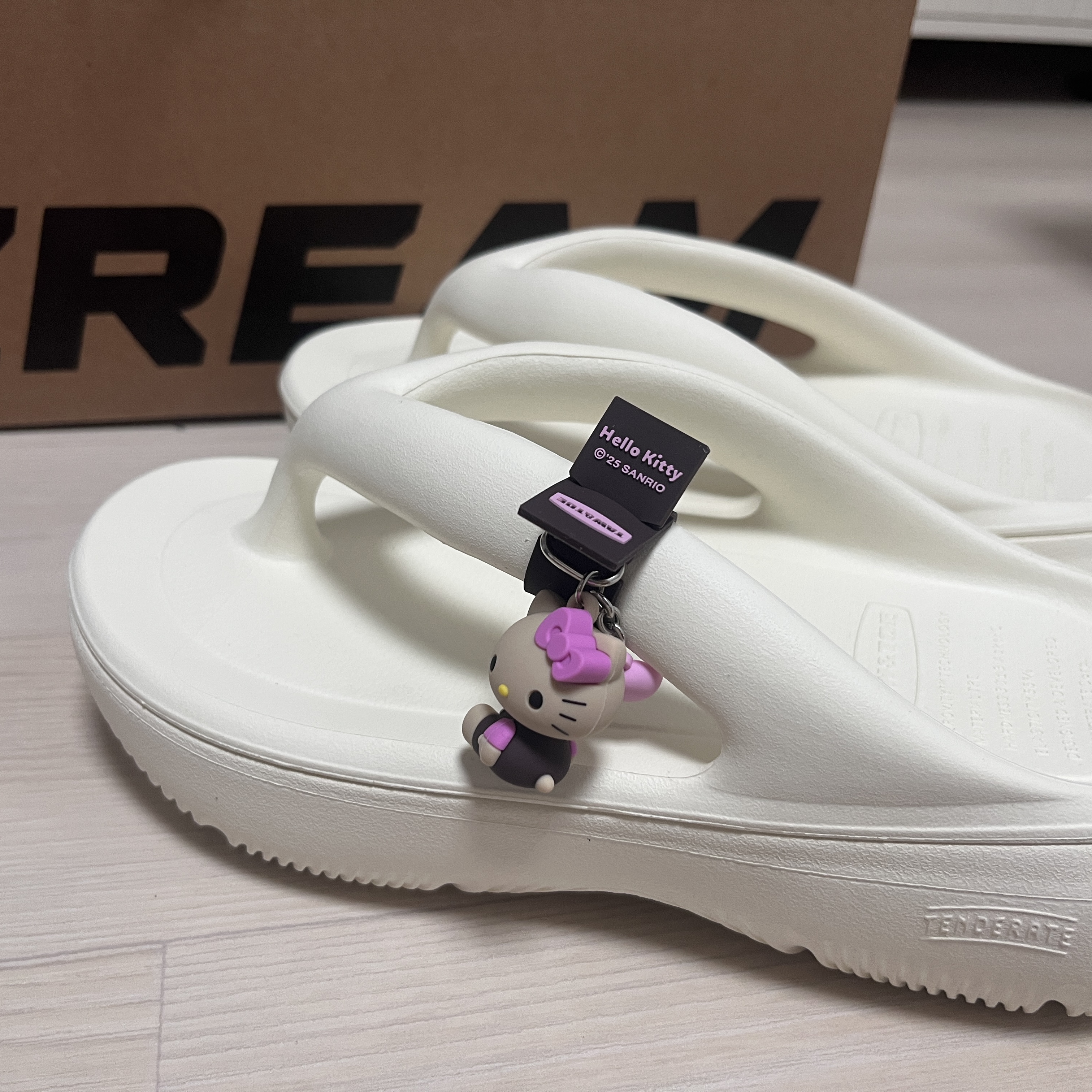 (W) Taw&Toe x Sanrio Flip Flop Zerovity Plumpy Tan Hello Kitty Charm Tag Set Cream 착용 스타일