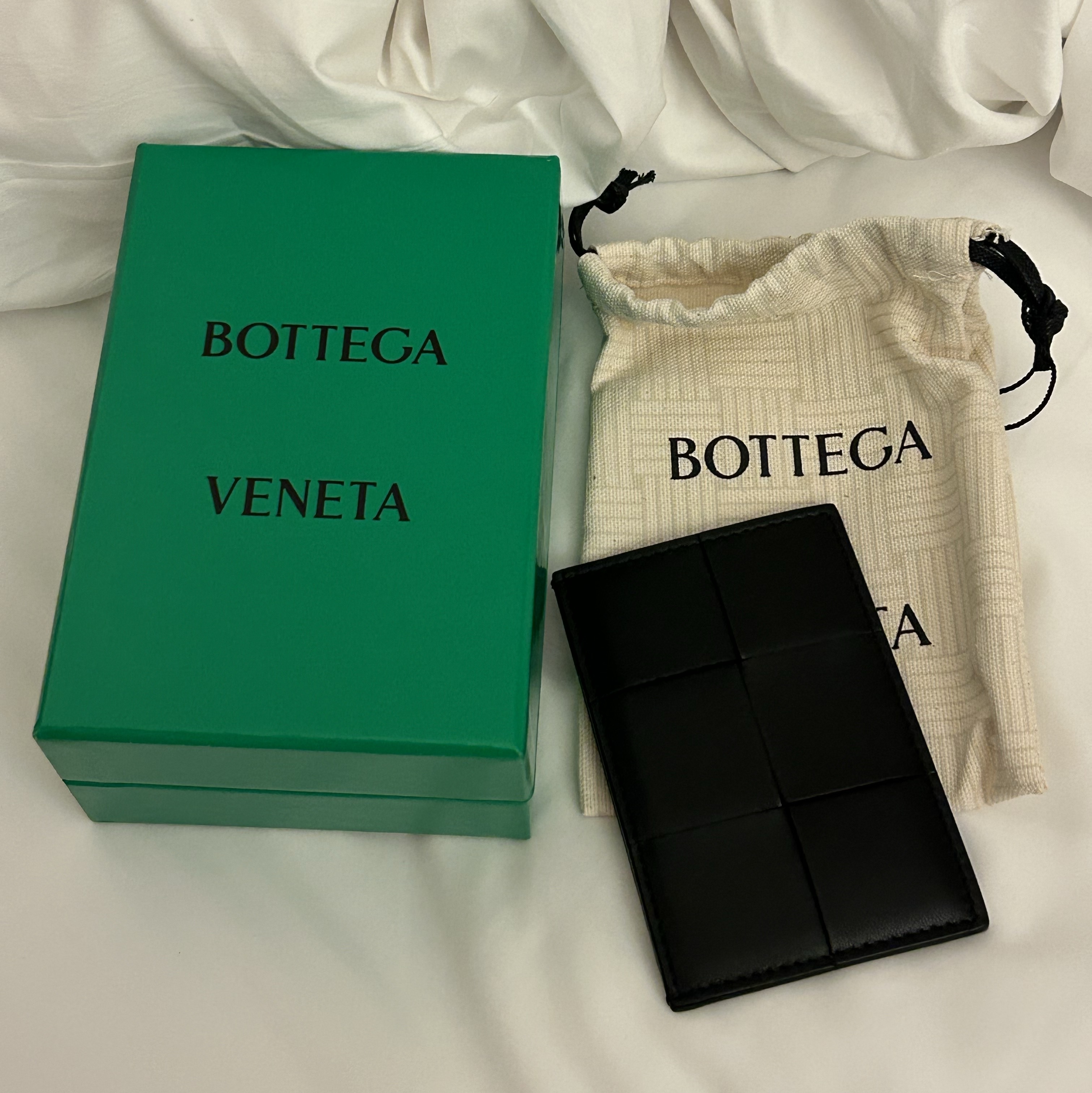 Bottega Veneta Credit Card Case Lambskin & Calfskin Black 착용 스타일