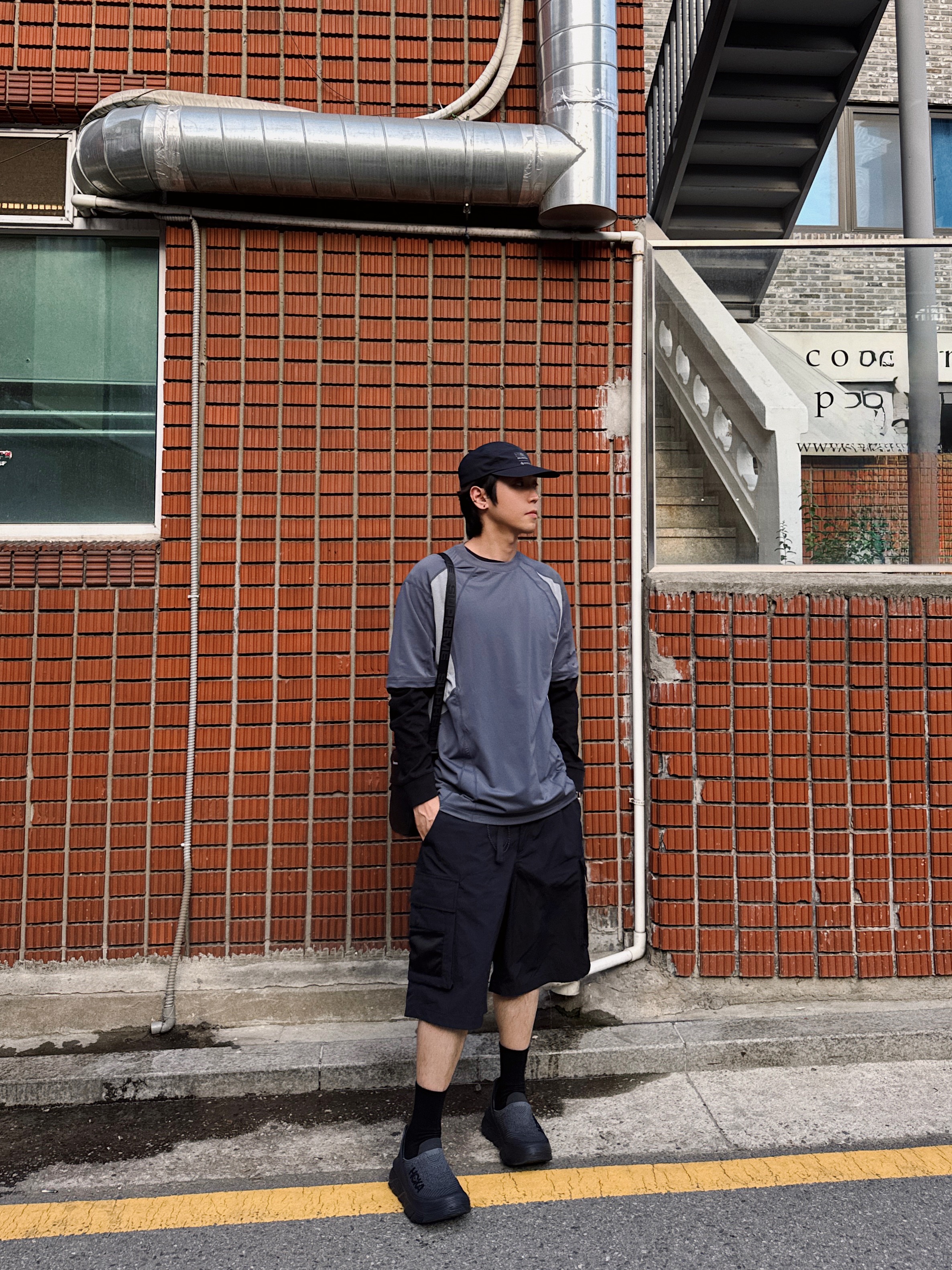 Polyteru Front Cargo 1/2 Pants Black, Hoka Restore TC Black 착용 스타일 - 6