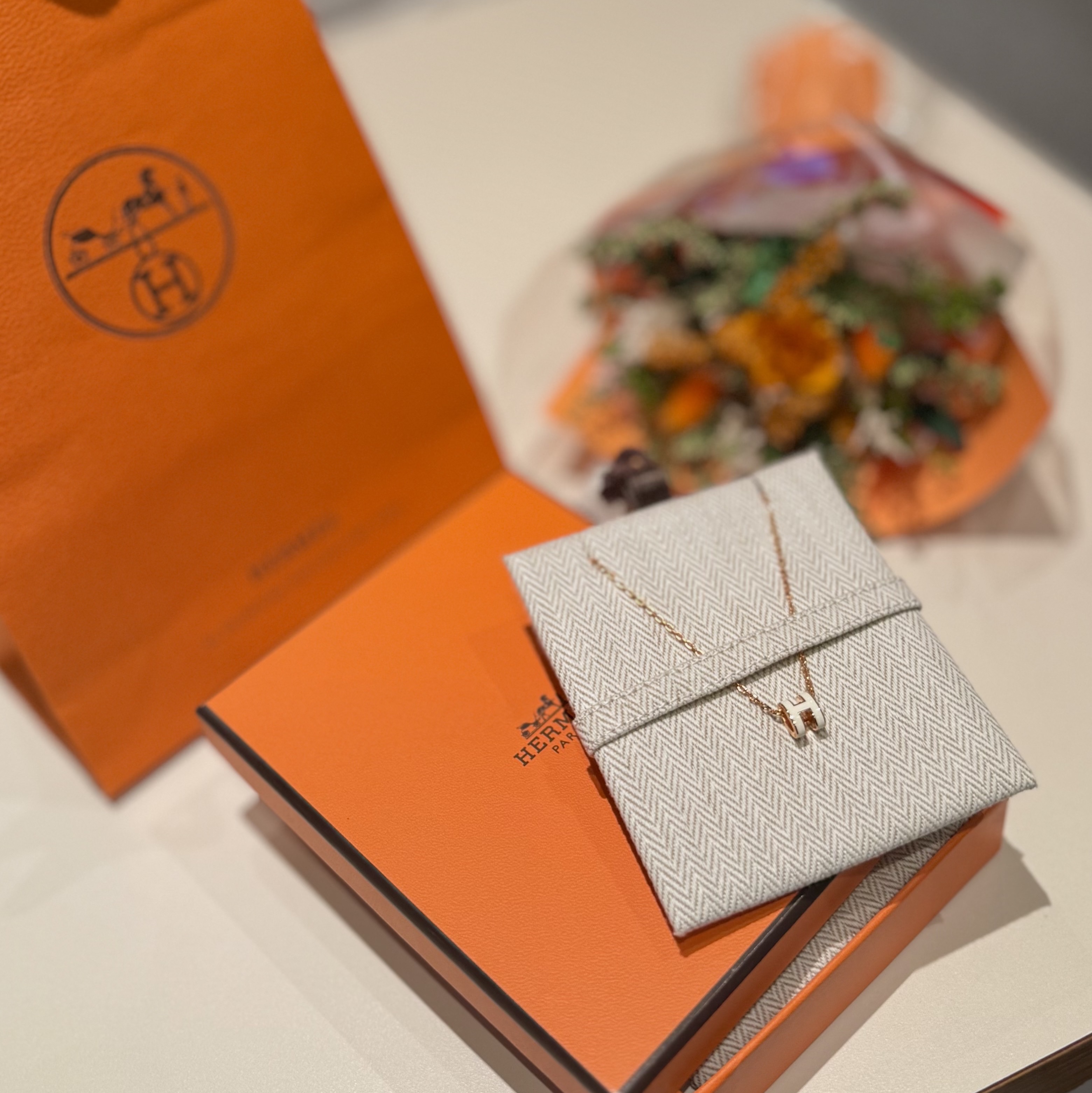 (W) Hermes Mini Pop H Pendant Rose Gold & Blanc 착용 스타일 - 1