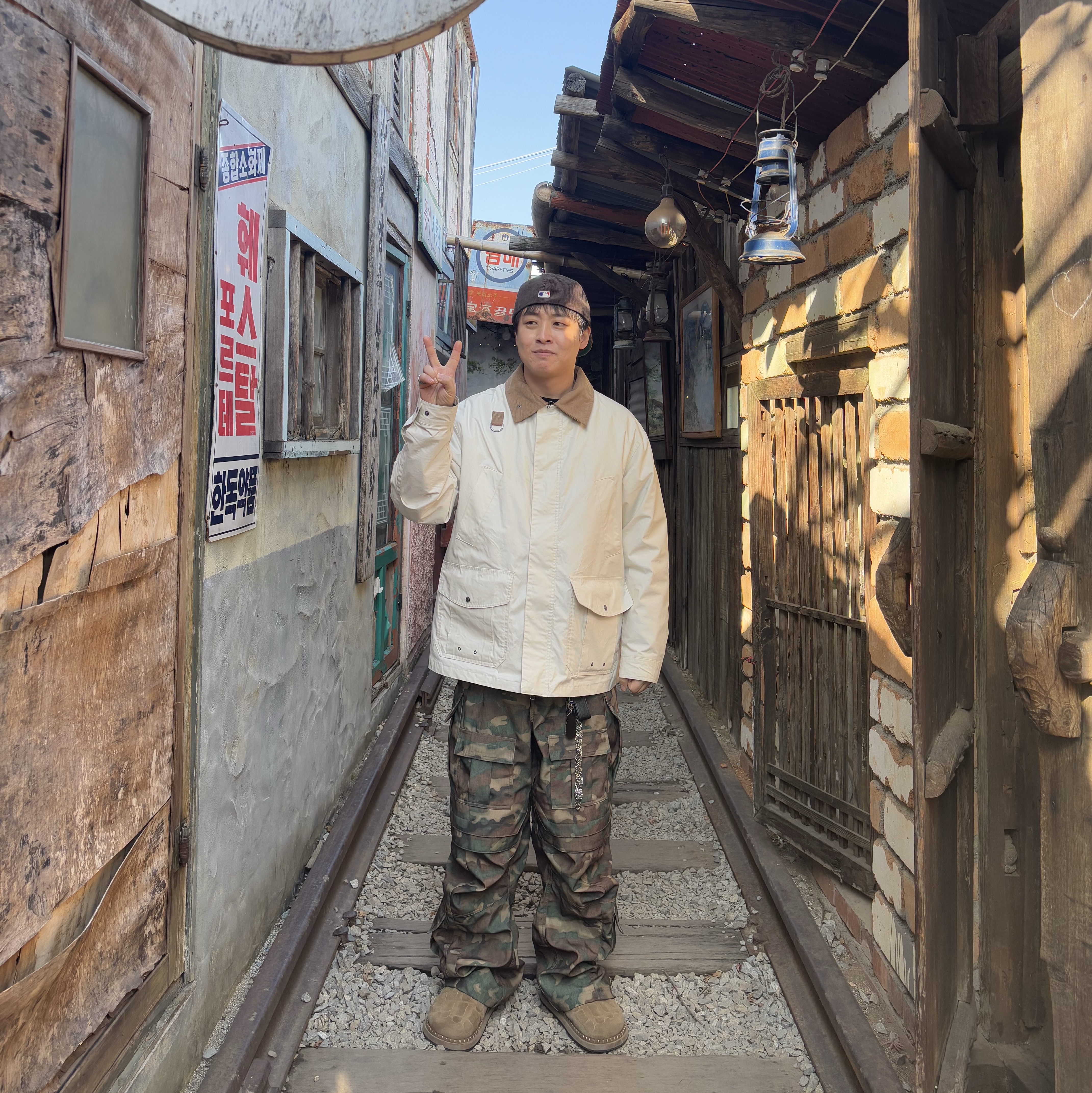 Farfromwhat Far Camo Cargo Pants Green, Kinchi x Yiyae Bone Mule Camel 착용 스타일 - 4