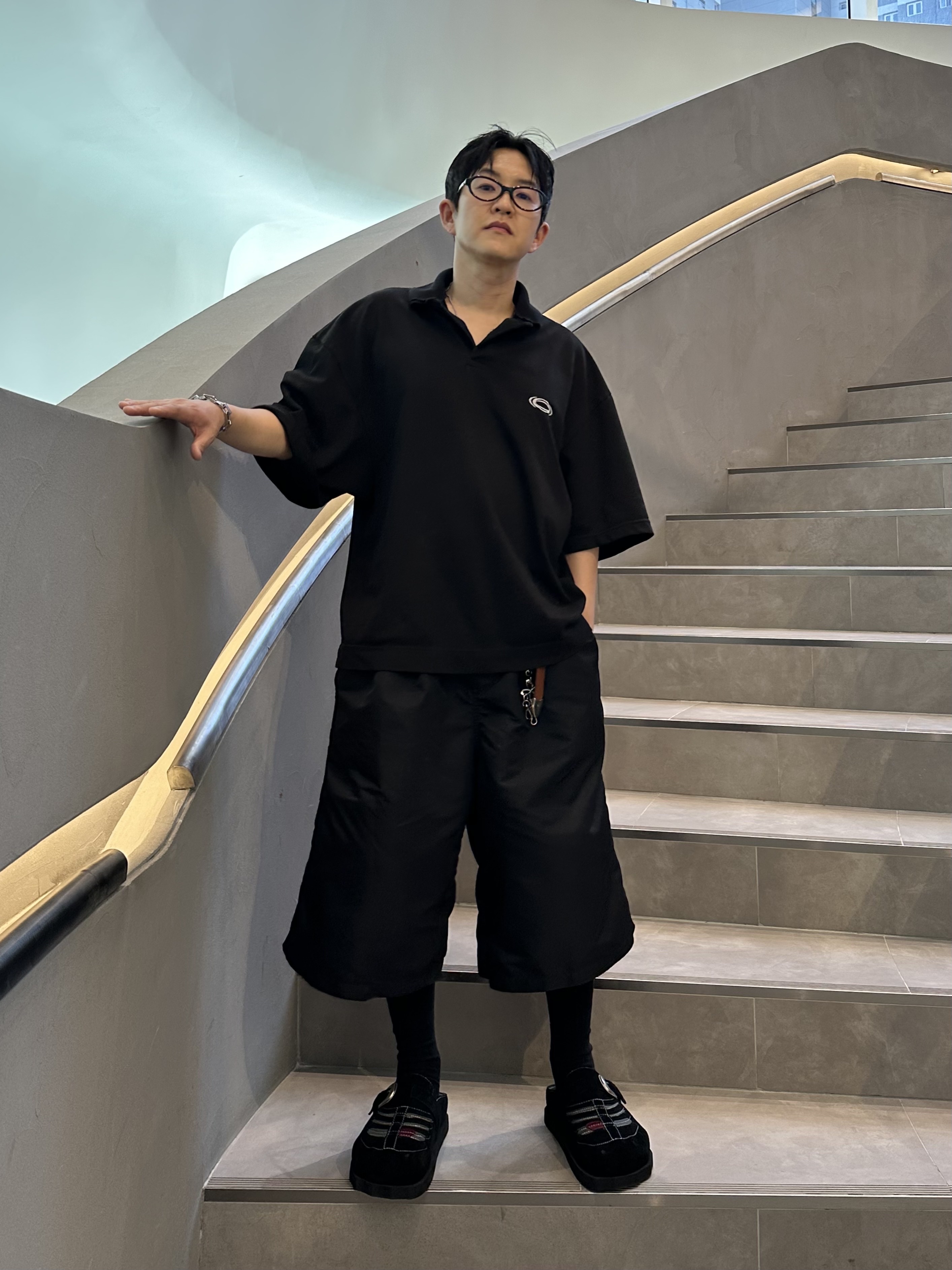 Civision by CSC Double Collar Polo Black, MJD Re-Nylon Wide Carpenter Bermuda Pants Black 착용 스타일 - 3