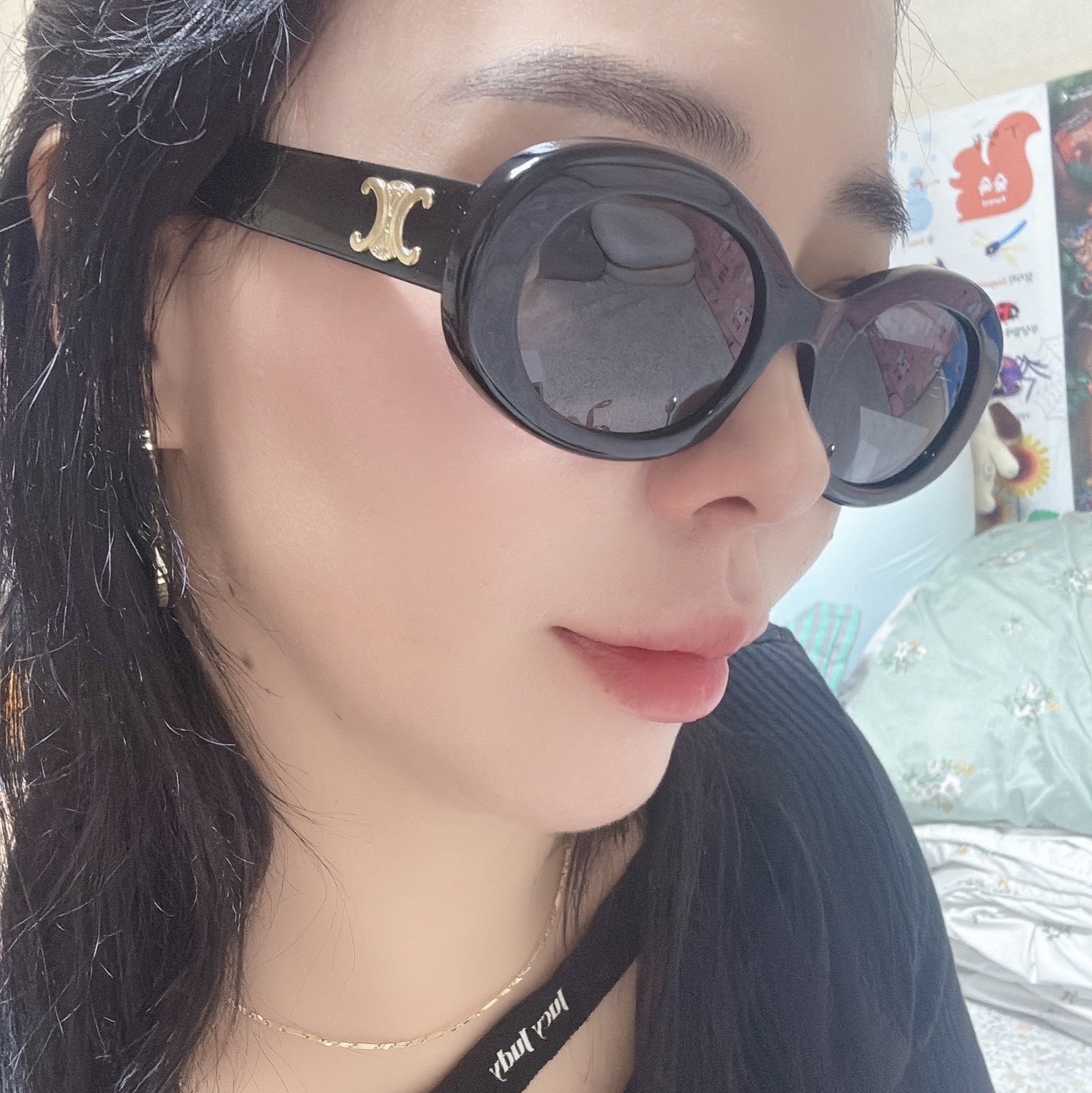 (W) Celine Triomphe 01 Sunglasses in Acetate Black 착용 스타일