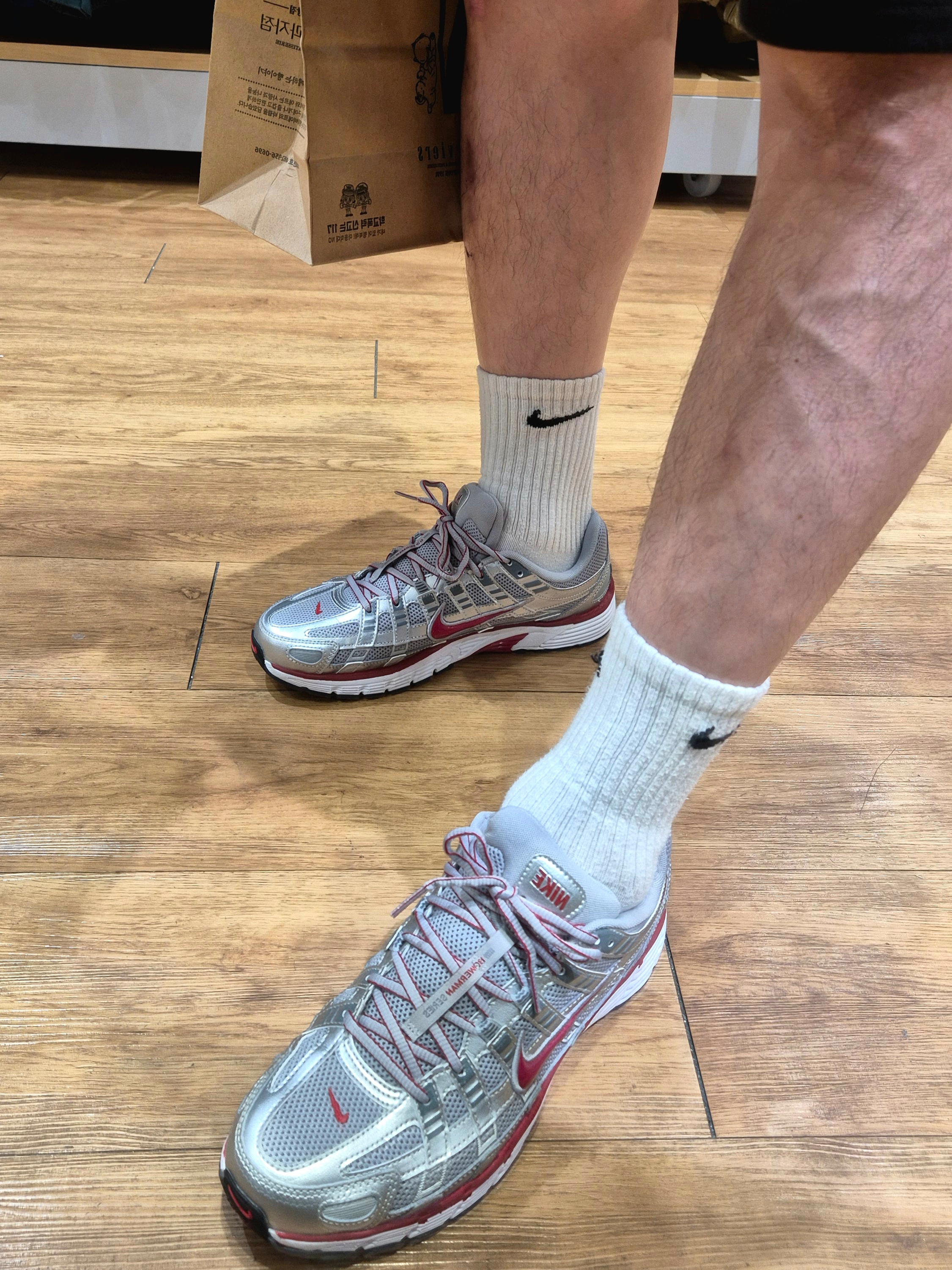 Nike P-6000 Metallic Silver Gym Red 착용 스타일 - 1