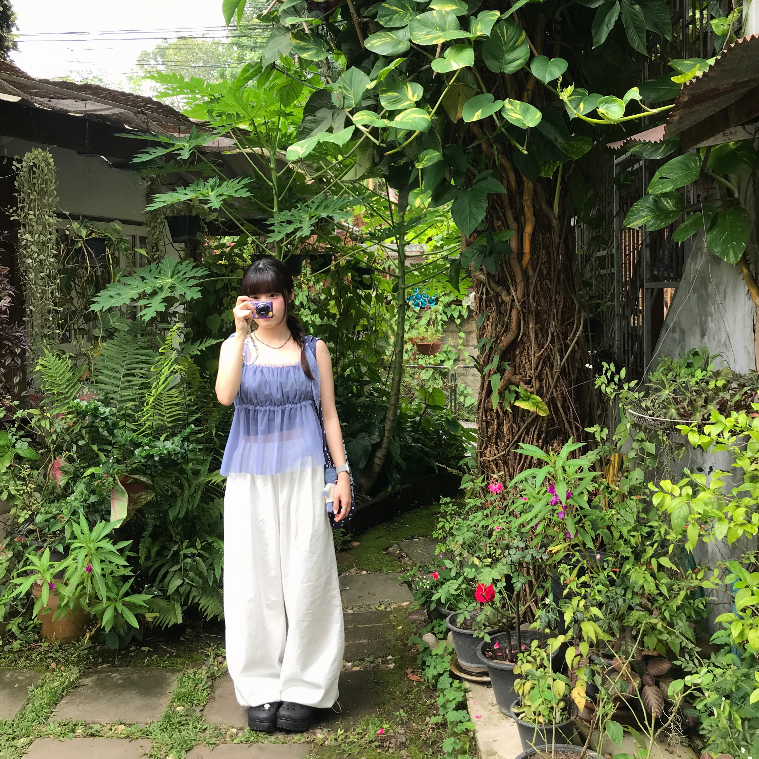 (W) Crocs Classic Platform Clog Black, Monamhee Love Flexy Keyring Blue 착용 스타일 - 1