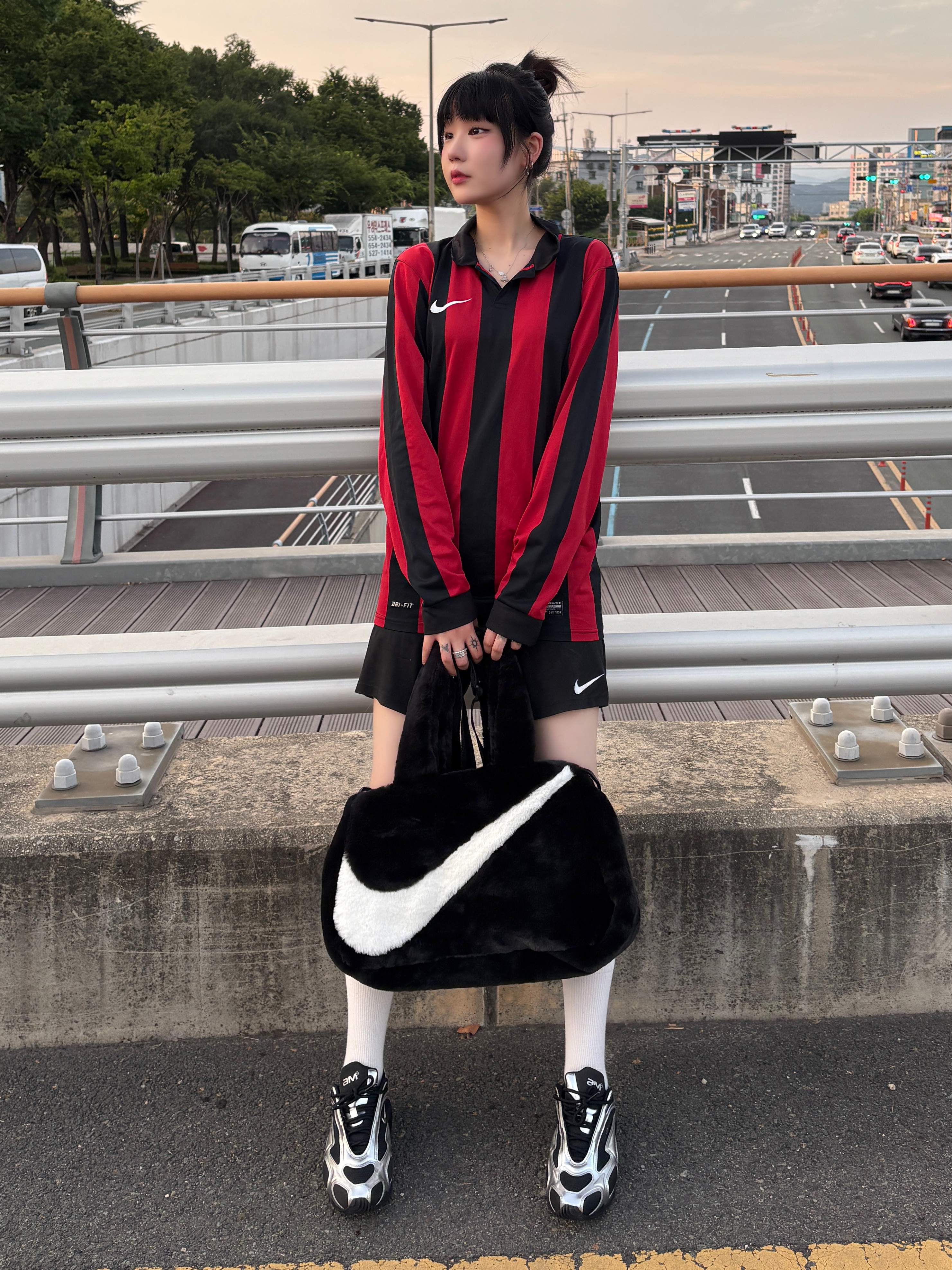 Nike NSW Faux Fur Tote Bag Black, (W) Nike Air Max Muse Black and Metallic Silver 착용 스타일 - 3