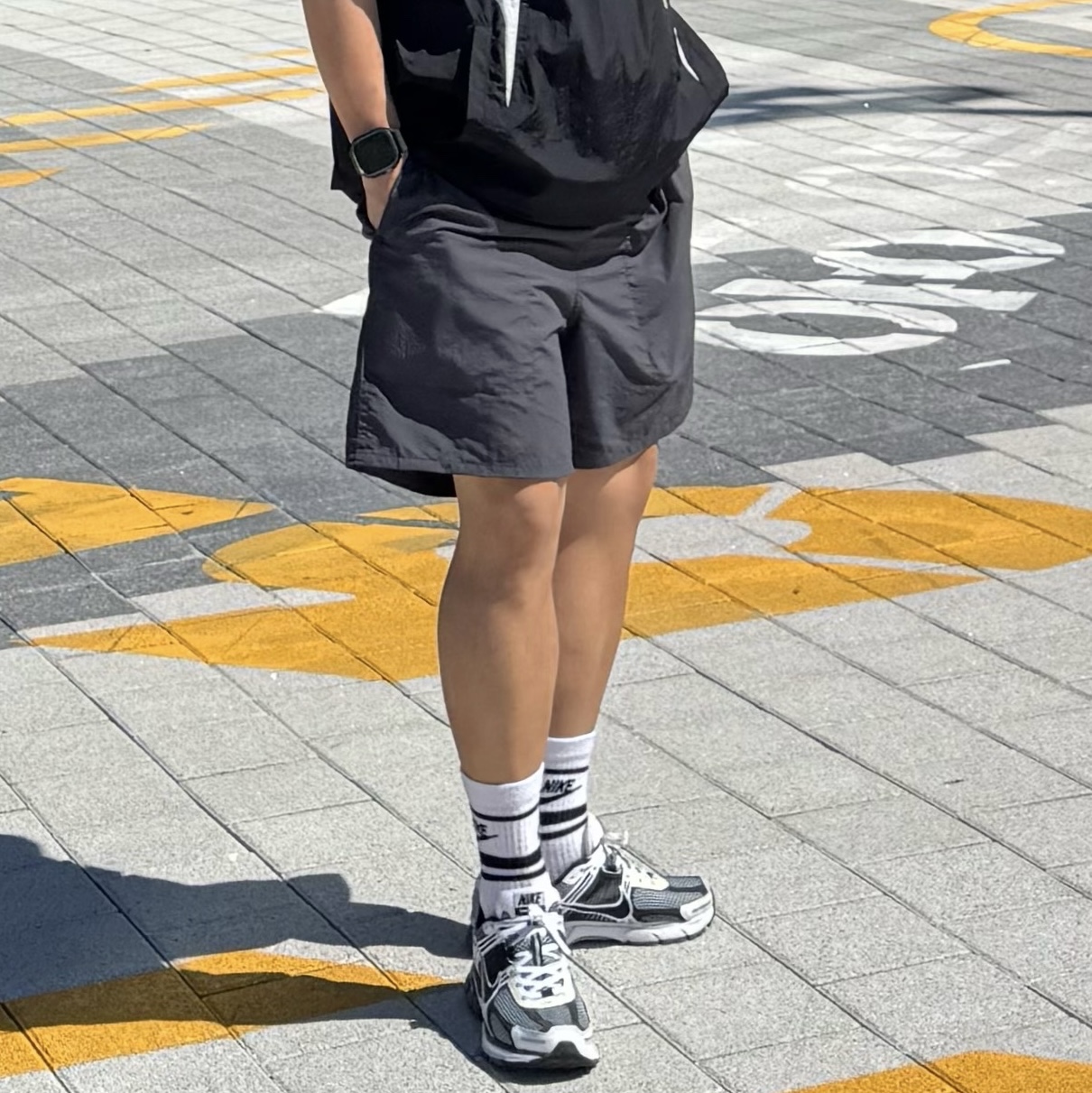 Nike Zoom Vomero 5 SE SP Dark Grey Black White 착용 스타일