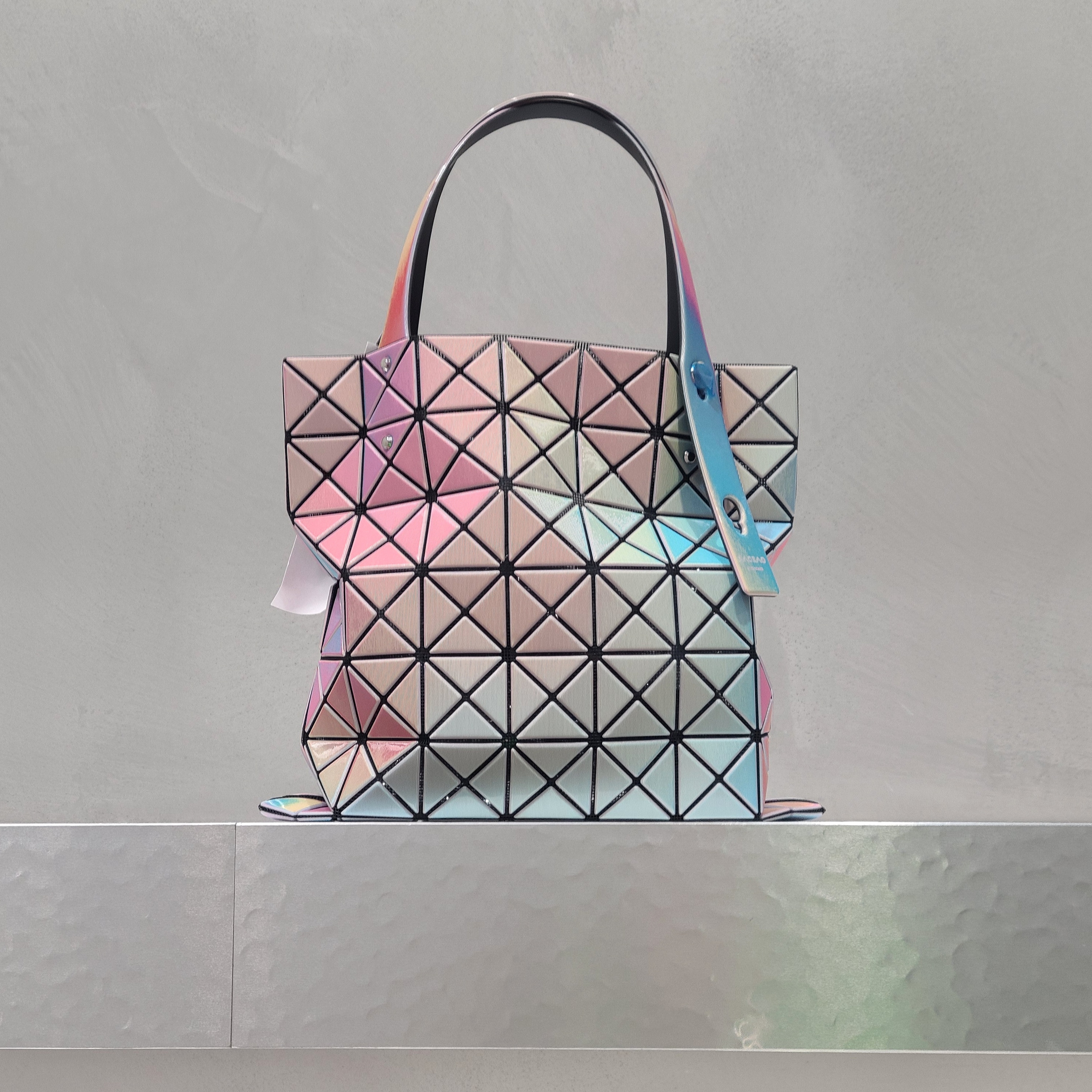 Bao Bao Issey Miyake Lucent One-Tone Tote Bag Mint Green, Bao Bao Issey Miyake Lucent One-Tone Tote Bag Light Blue 착용 스타일 - 4
