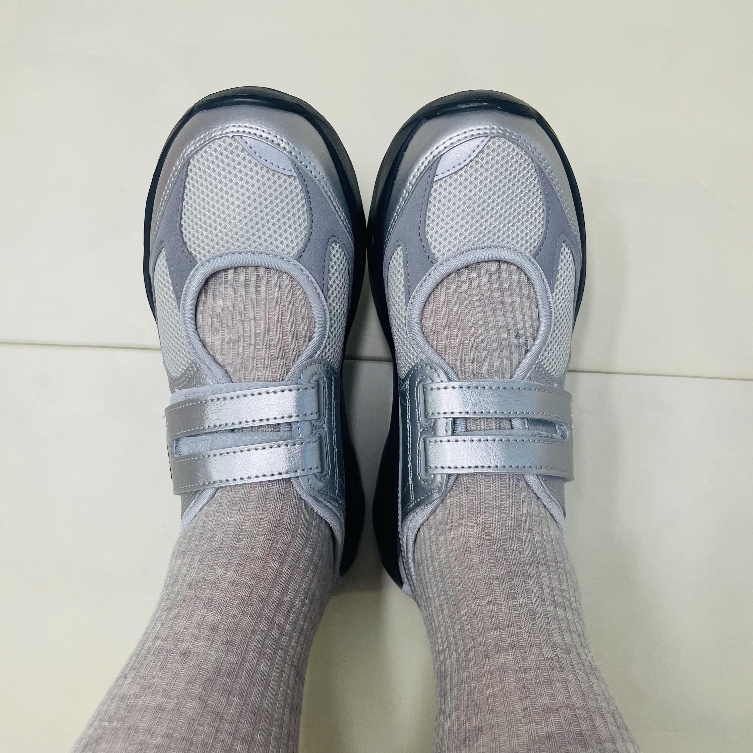 (W) New Balance Breeze SD2202 Metalic Silver 착용 스타일
