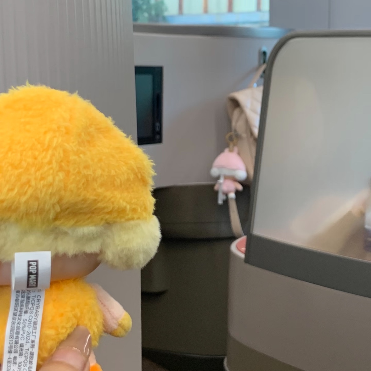 Pop Mart Crybaby Crying Again Series Plush Keyring Duck You (Opened Case), Pop Mart Crybaby Crying Again Series Plush Keyring I'll Give You All My Love (Opened Case) 착용 스타일