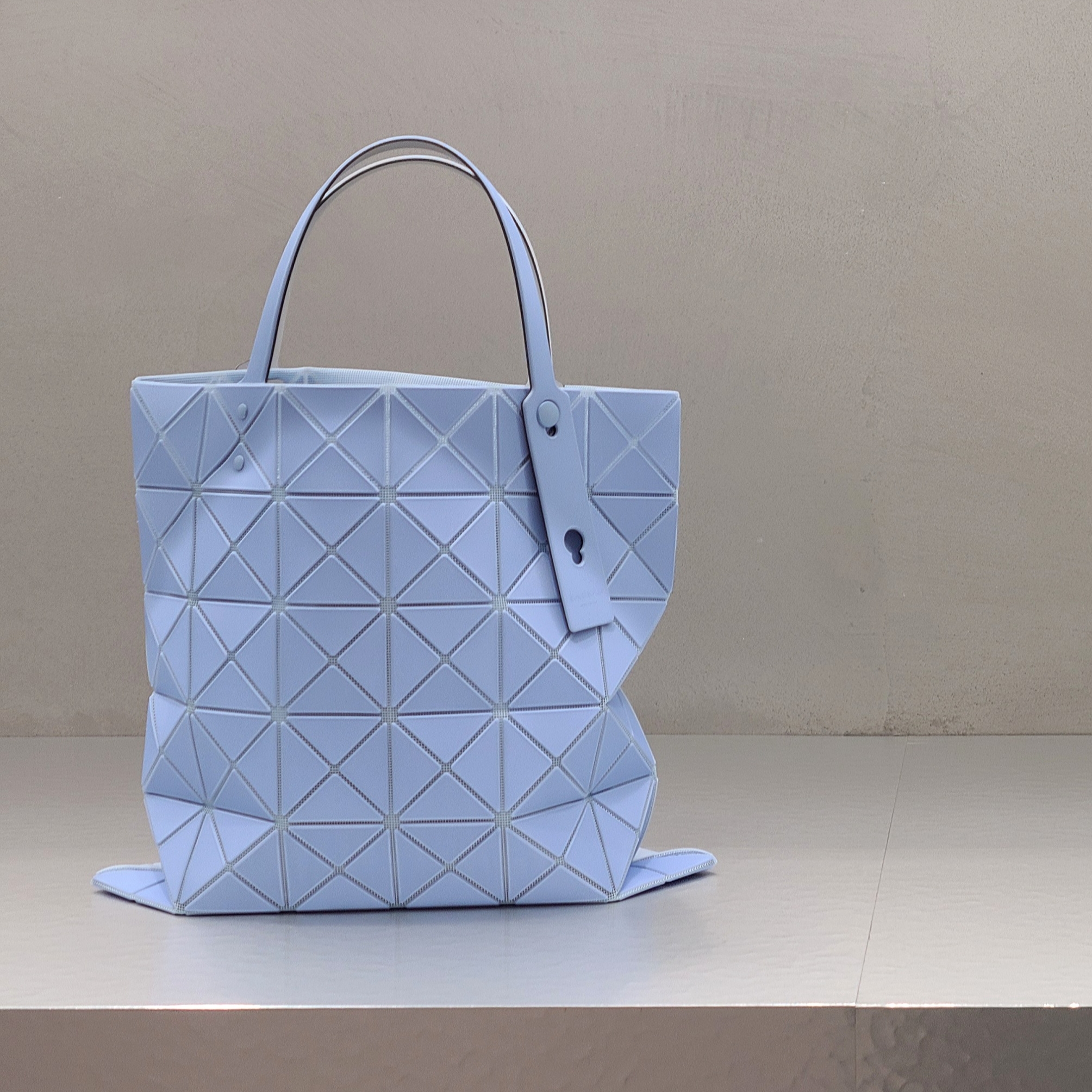 Bao Bao Issey Miyake Lucent One-Tone Tote Bag Mint Green, Bao Bao Issey Miyake Lucent One-Tone Tote Bag Light Blue 착용 스타일 - 2