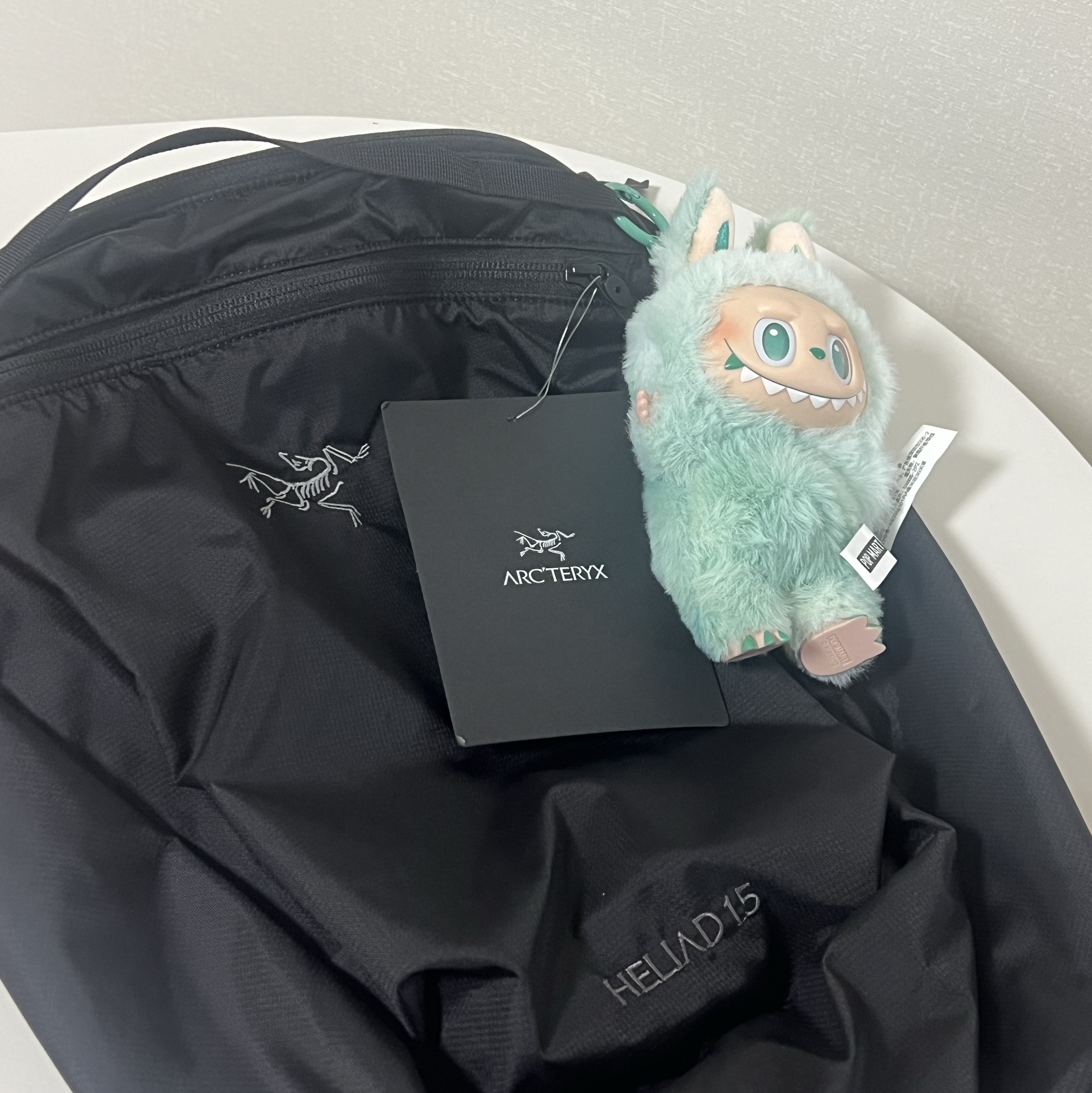 Arc'teryx Heliad 15 Backpack Black, Pop Mart Labubu The Monsters Highlight Series Serenity Keyring (Opened Case) 착용 스타일 - 3
