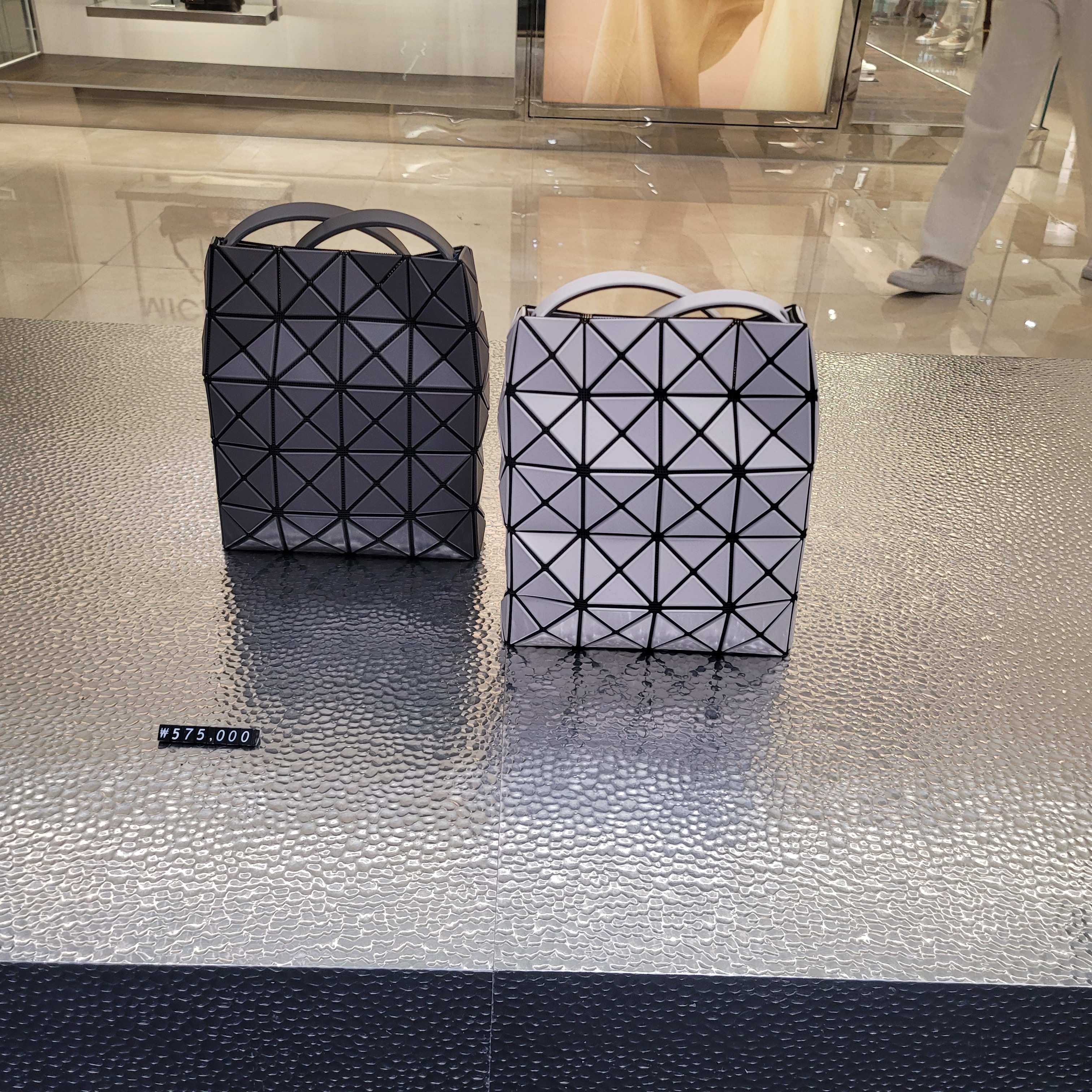 Bao Bao Issey Miyake Prism Plus Mini Tote Bag Grey Beige 착용 스타일