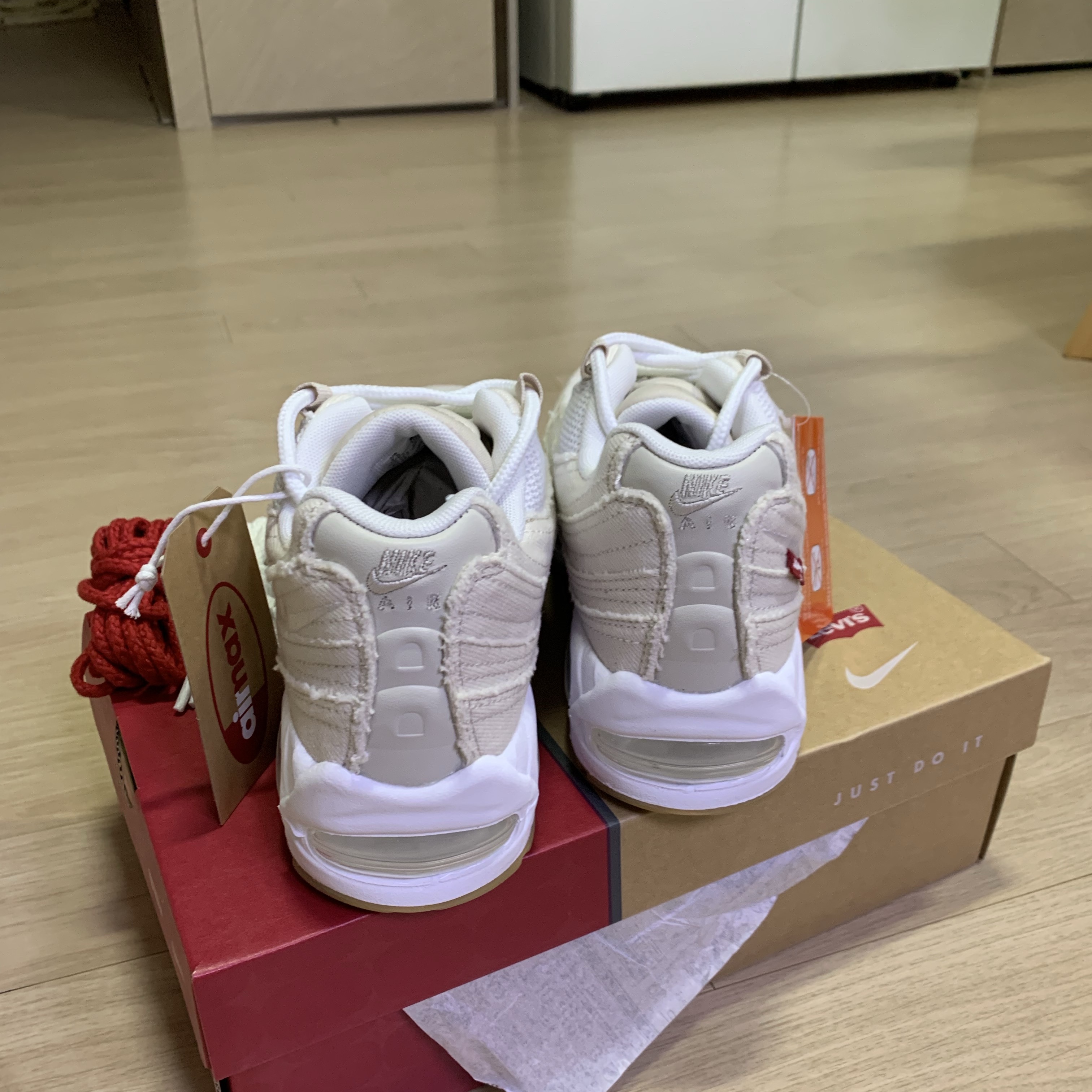 Nike x Levi's Air Max 95 White and Ecru 착용 스타일 - 4