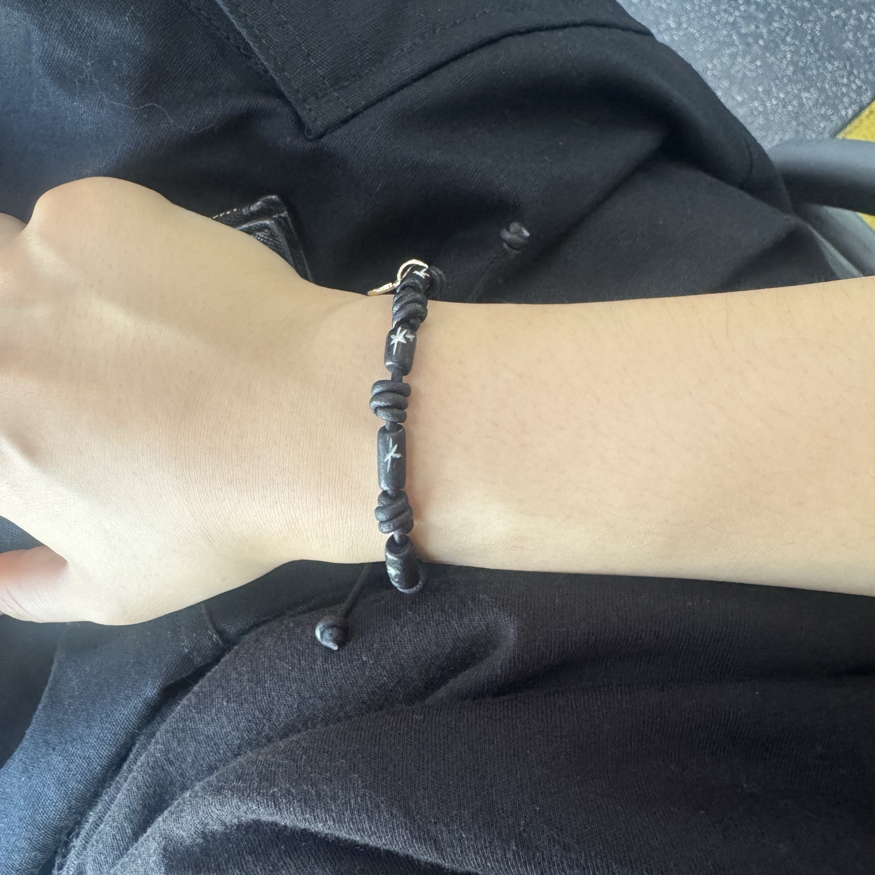 TOWTOW.ARCHIVE Eclipse Bracelet Black 착용 스타일 - 1