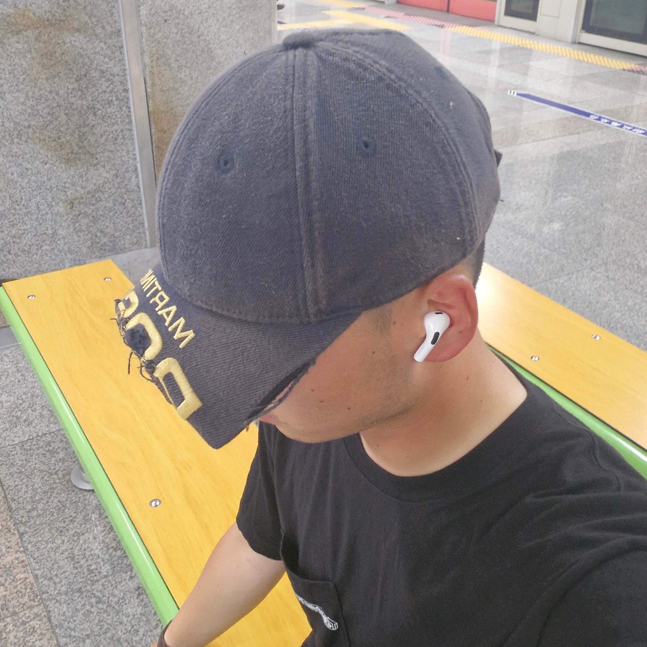Martin Rose Cut Peak Back Cap Navy, Chrome Hearts Scroll Logo T-Shirt Black - Osaka Exclusive 착용 스타일 - 1