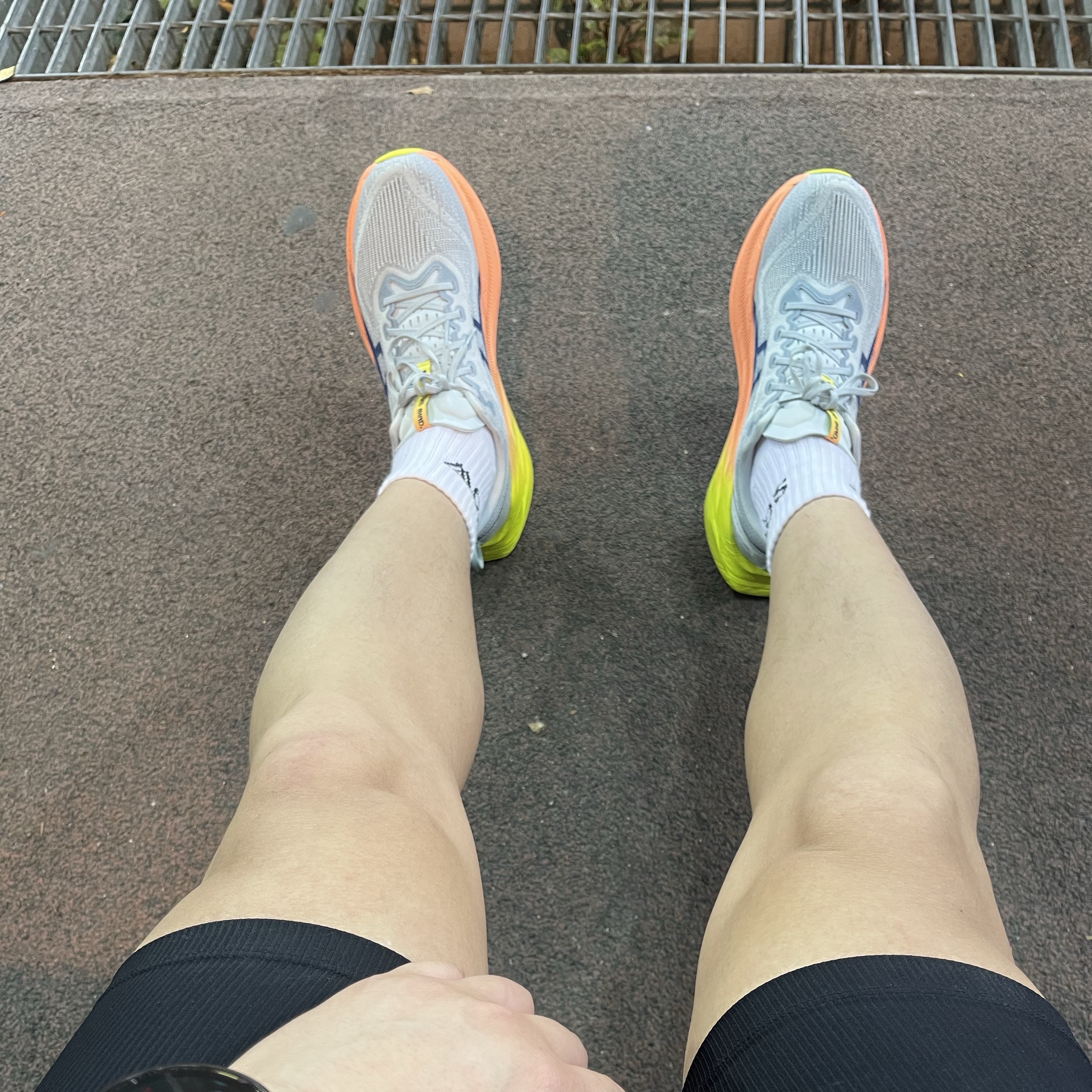 Asics Superblast 2 Paris Cool Grey Safety Yellow 착용 스타일