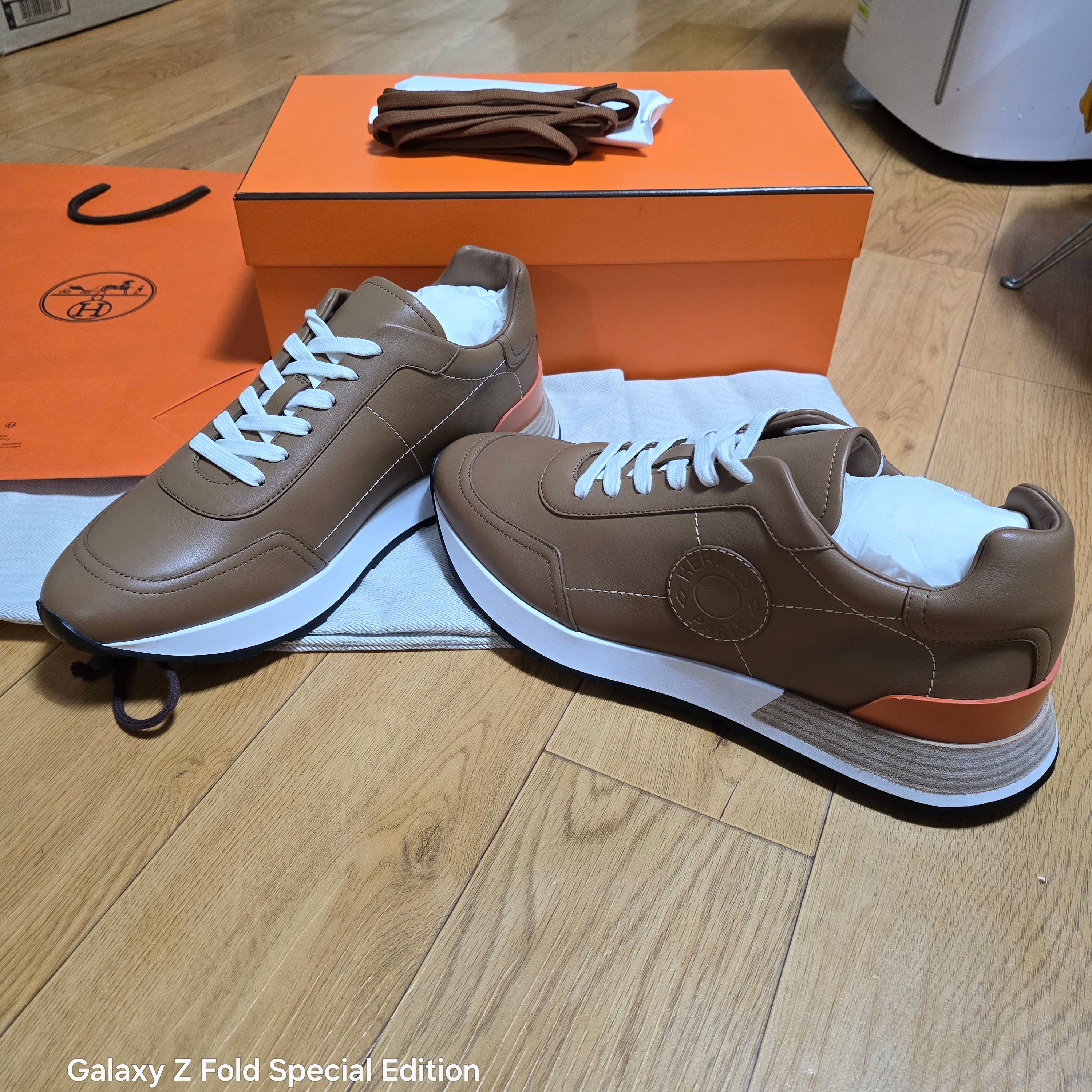 Hermes Drive Sneakers Calfskin & Naturel Safari 착용 스타일