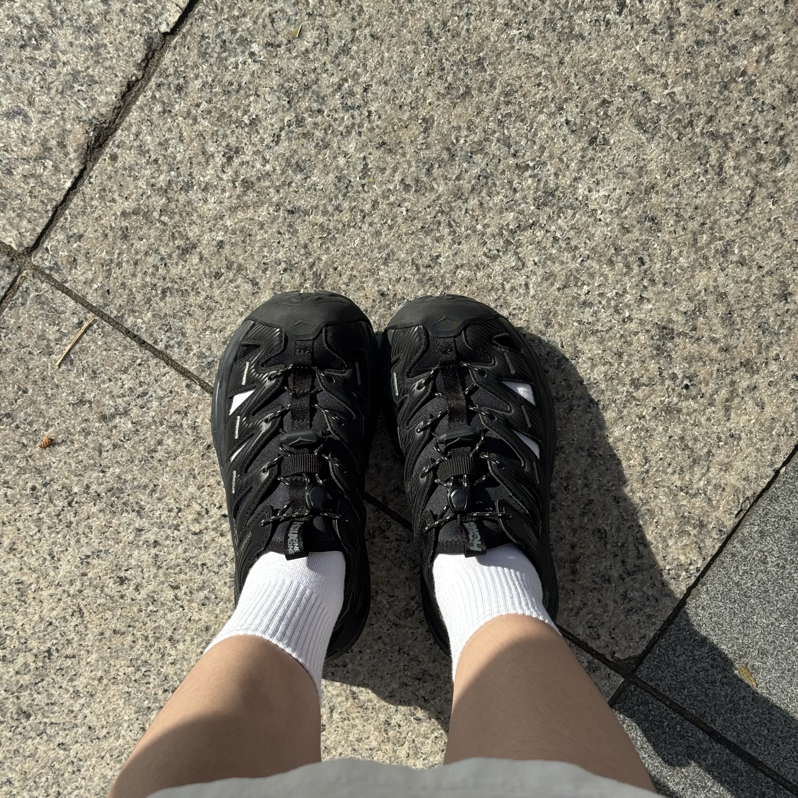 Hoka Hopara Black Castle Rock 착용 스타일