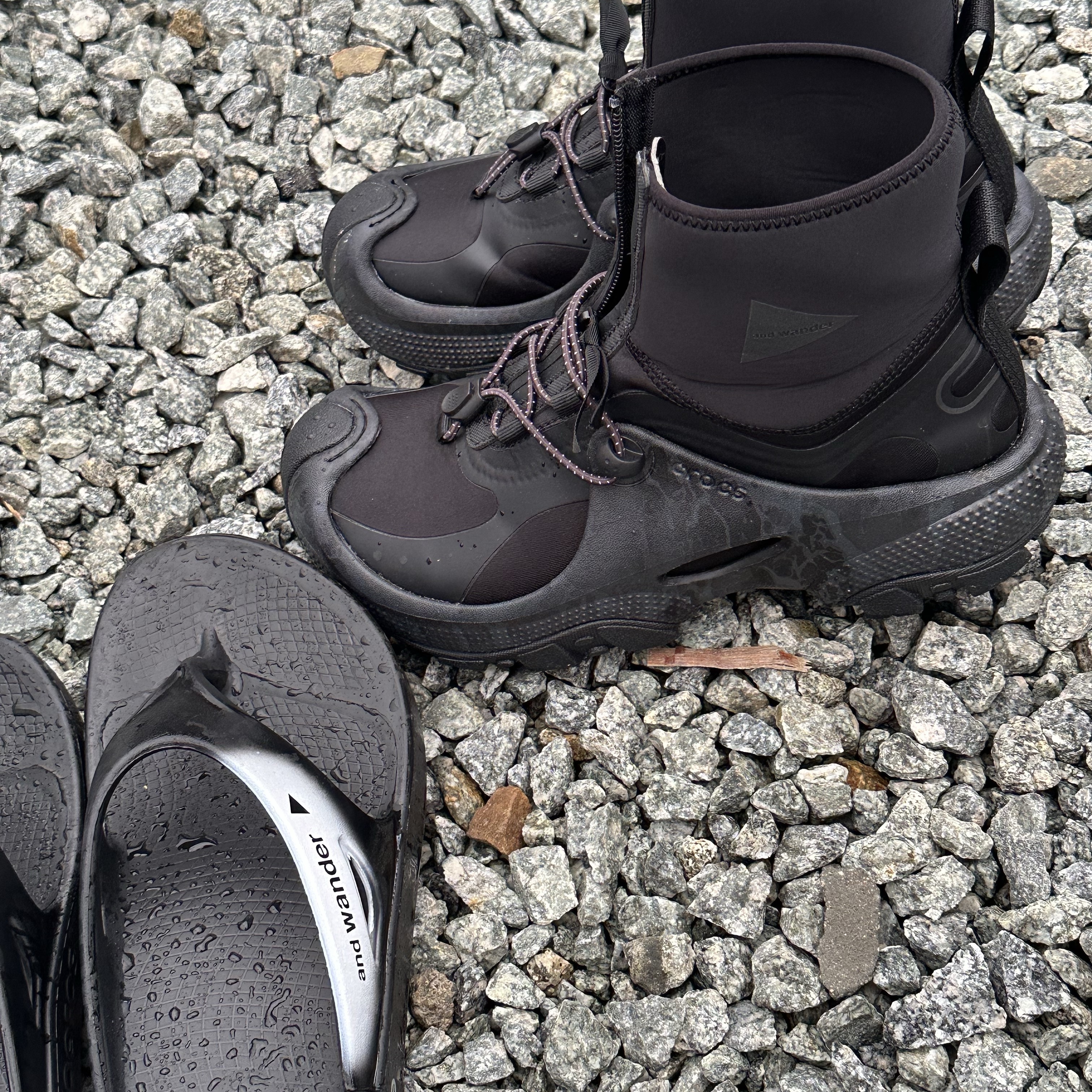 Oofos x And Wander OOriginal Recovery Black White, Crocs x And Wander x END. Trail Break Black 착용 스타일