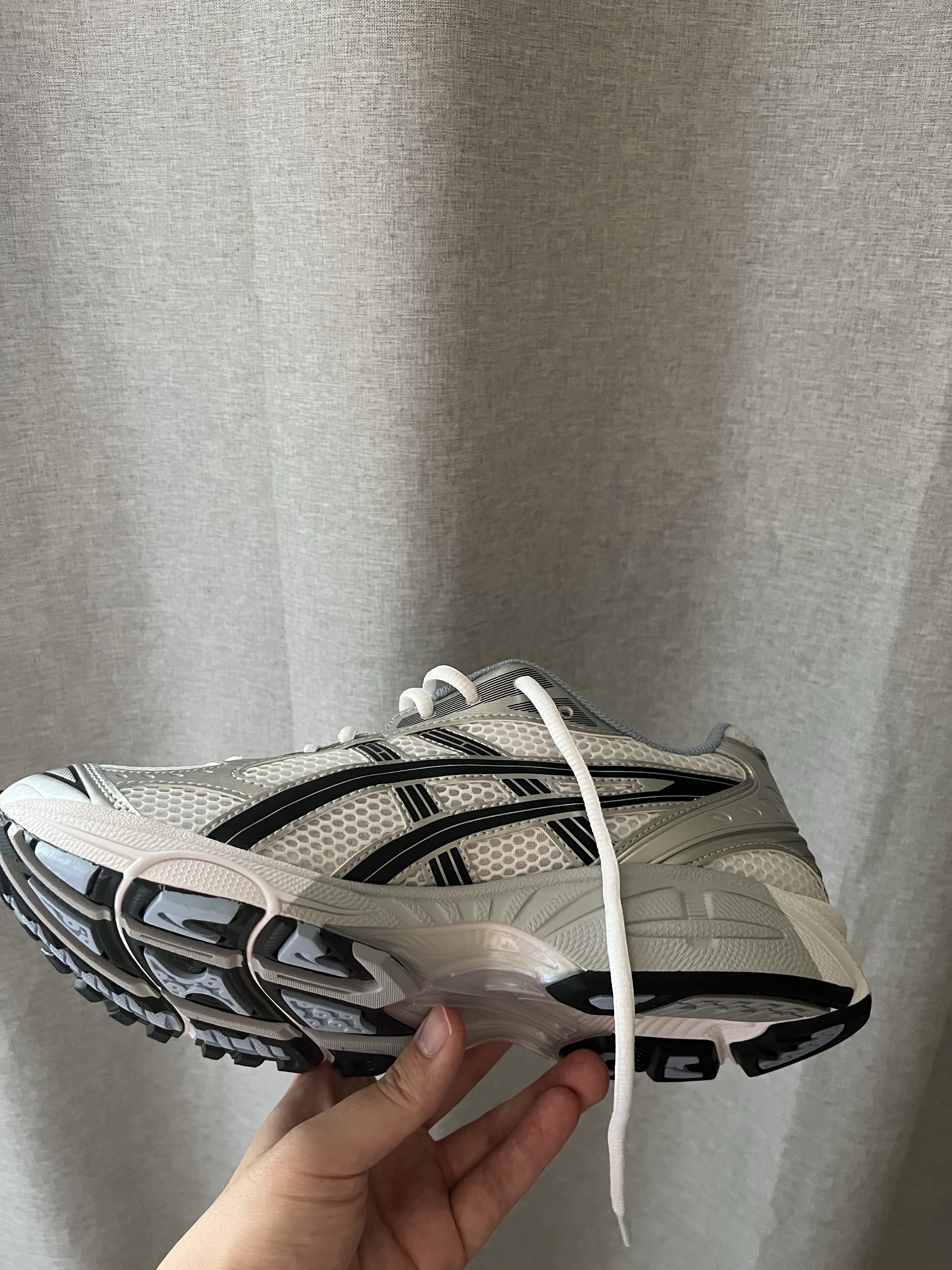 Asics x JJJJound Gel-Kayano 14 White Navy 착용 스타일 - 3