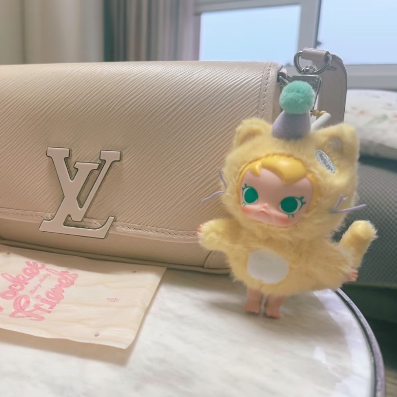 Pop Mart Baby Molly Pocket Friends Series Vinyl Plush Pendant Enjoy the Sunshine (Opened Case) 착용 스타일
