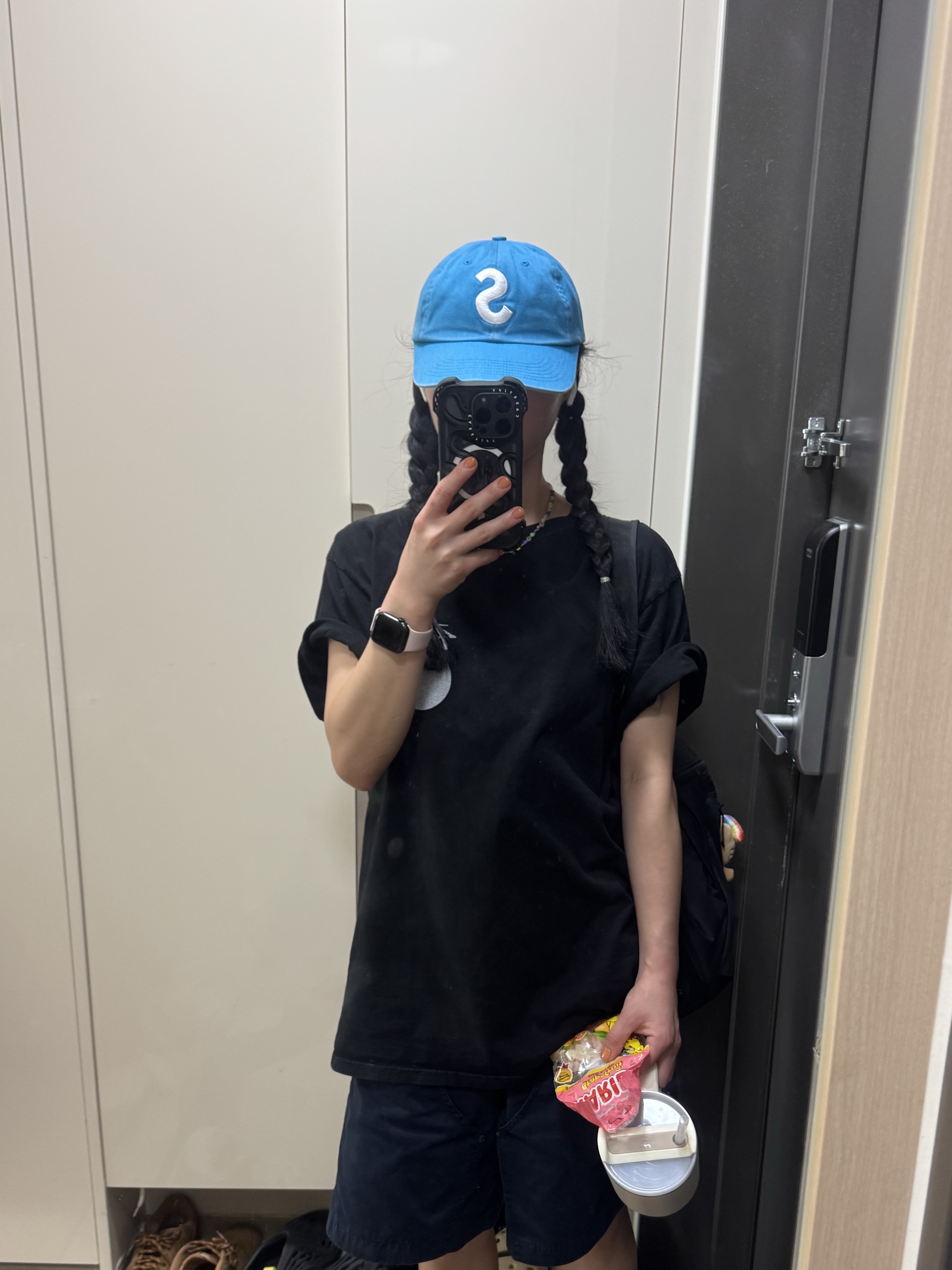 Stussy 8 Ball Pigment Dyed T-Shirt Black, Supreme Pigment Coated S Logo 6-Panel Bright Blue - 25SS 착용 스타일 - 1