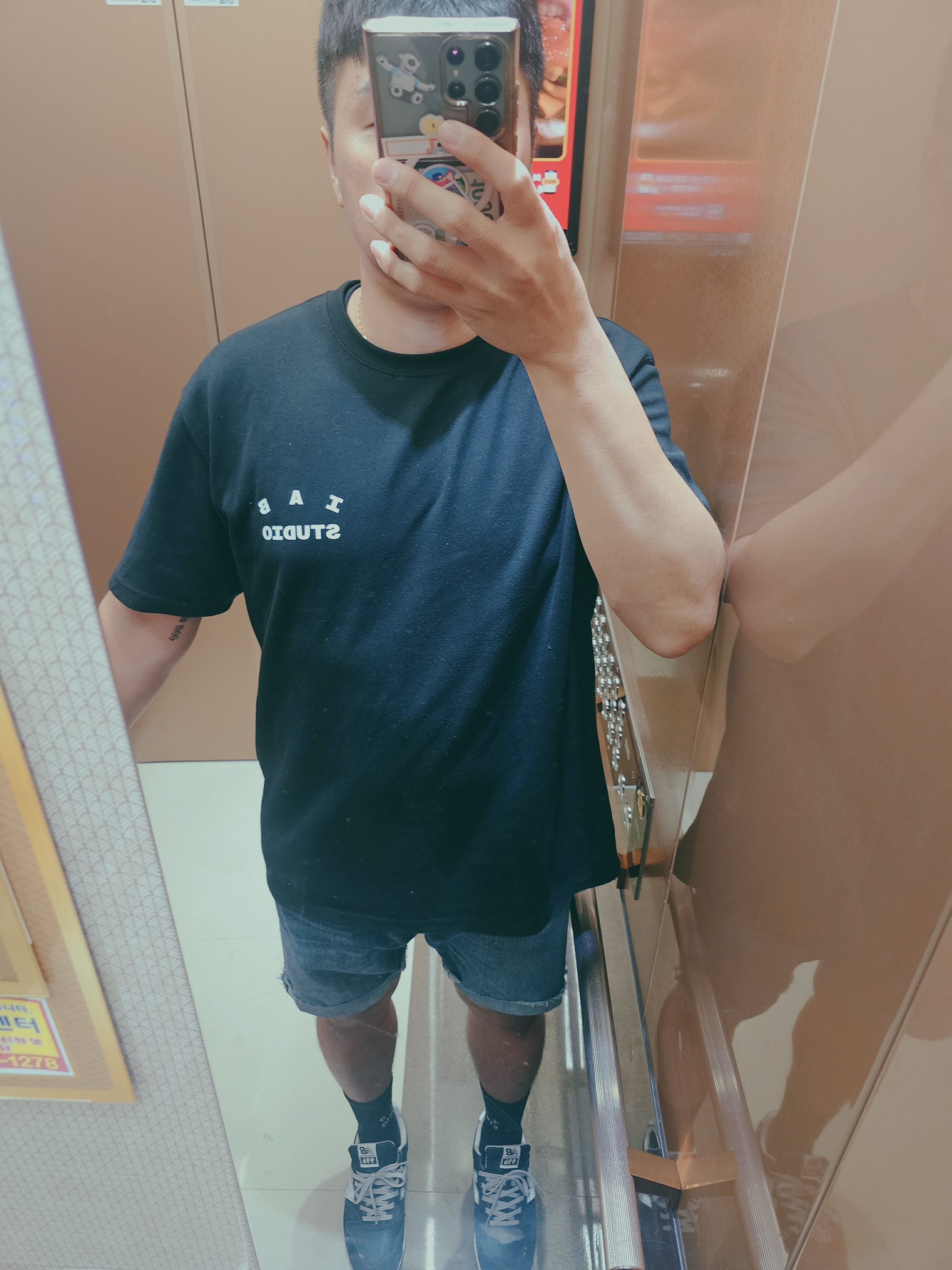 IAB Studio 10th Anniversary T-Shirts Pack White & Black (2 Pack), IAB Studio Socks White Black (5 Pack) 착용 스타일